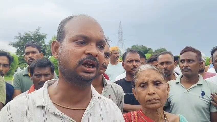 फतेहपुर: बेशकीमती जमीन को लेकर दो पक्षों में बवाल, वायरल वीडियो के बाद फायरिंग के दावों की जांच तेज
हसवा चौकी से करीब 100 मीटर दूर विवाद, मारपीट में महिला समेत चार लोगों के घायल होने का दावा
वायरल वीडियो में गोली जैसी आवाज सुनाई देने की चर्चा, पुलिस जांच जारी, आधिकारिक पुष्टि का इंतजार
फतेहपुर। जनपद के थरियांव थाना क्षेत्र अंतर्गत हसवा चौकी के समीप हाईवे किनारे स्थित बेशकीमती जमीन को लेकर दो पक्षों के बीच विवाद का मामला सामने आया है। सोशल मीडिया पर वायरल वीडियो और स्थानीय स्तर पर प्रसारित सूचनाओं के अनुसार विवाद के दौरान कथित रूप से फायरिंग होने तथा मारपीट में महिला समेत चार लोगों के घायल होने के दावे किए जा रहे हैं। हालांकि पुलिस प्रशासन ने अभी तक फायरिंग अथवा घायलों की संख्या की आधिकारिक पुष्टि नहीं की है और पूरे घटनाक्रम की जांच जारी है।
प्रारंभिक जानकारी के अनुसार, हाईवे से सटी लगभग पांच बीघा भूमि के स्वामित्व और कब्जे को लेकर दोनों पक्षों के बीच काफी समय से विवाद चल रहा था। बुधवार को दोनों पक्ष आमने-सामने आ गए, जिसके बाद विवाद ने उग्र रूप ले लिया। स्थानीय लोगों के अनुसार मौके पर जमकर कहासुनी और मारपीट हुई। सोशल मीडिया पर वायरल वीडियो में गोली जैसी आवाज सुनाई देने का दावा किया जा रहा है।
कुछ स्थानीय चर्चाओं और सोशल मीडिया पोस्टों में भाजपा नेता रिंकू लोहारी पर अपने समर्थकों के साथ पहुंचने तथा फायरिंग कराने के आरोप लगाए गए हैं। हालांकि इन आरोपों की स्वतंत्र पुष्टि नहीं हुई है और संबंधित पक्ष का बयान भी समाचार लिखे जाने तक सामने नहीं आया है। इसलिए किसी भी व्यक्ति को दोषी ठहराना उचित नहीं होगा।
घटना की सूचना मिलते ही पुलिस प्रशासन सक्रिय हो गया। वरिष्ठ अधिकारियों के निर्देश पर भारी पुलिस बल मौके पर पहुंचा और स्थिति को नियंत्रित किया गया। पुलिस वायरल वीडियो, प्रत्यक्षदर्शियों के बयान, उपलब्ध साक्ष्यों तथा तकनीकी तथ्यों के आधार पर पूरे मामले की जांच कर रही है। आवश्यकता पड़ने पर फोरेंसिक एवं अन्य तकनीकी जांच भी कराई जा सकती है।
सोशल मीडिया पर प्रसारित कुछ वीडियो में दोनों पक्षों के बीच तनावपूर्ण स्थिति और कथित हाथापाई दिखाई देने का दावा किया जा रहा है। वहीं गोली जैसी आवाज भी सुनाई देने की बात कही जा रही है। हालांकि यह स्पष्ट नहीं है कि आवाज वास्तव में फायरिंग की है या किसी अन्य कारण से उत्पन्न हुई। इस संबंध में अंतिम स्थिति पुलिस जांच के बाद ही स्पष्ट होगी।
घटना के बाद क्षेत्र में एहतियातन पुलिस बल तैनात कर दिया गया है ताकि कानून-व्यवस्था बनी रहे। प्रशासन ने लोगों से अफवाहों पर ध्यान न देने और किसी भी प्रकार की अपुष्ट जानकारी सोशल मीडिया पर साझा करने से बचने की अपील की है।
यह मामला एक बार फिर जमीन विवादों को समय रहते विधिक प्रक्रिया से न सुलझाने के परिणामों की ओर संकेत करता है। यदि विवाद बढ़ते हैं तो न केवल कानून-व्यवस्था प्रभावित होती है बल्कि आम नागरिकों की सुरक्षा भी खतरे में पड़ सकती है। इसलिए निष्पक्ष जांच और त्वरित कानूनी कार्रवाई आवश्यक है।
एनडी न्यूज़ की अपील
जमीन संबंधी विवादों का समाधान न्यायालय, राजस्व विभाग और प्रशासनिक प्रक्रिया के माध्यम से किया जाना चाहिए। किसी भी पक्ष को कानून अपने हाथ में नहीं लेना चाहिए। यदि किसी के पास घटना से संबंधित प्रमाणिक जानकारी या वीडियो है तो उसे पुलिस को उपलब्ध कराएं, न कि अपुष्ट दावों के साथ सोशल मीडिया पर प्रसारित करें।
जनहित में सुझाव
भूमि विवाद का समाधान केवल कानूनी प्रक्रिया से कराएं।
किसी भी विवाद की स्थिति में हिंसा या हथियारों का सहारा न लें।
सोशल मीडिया पर केवल सत्यापित जानकारी ही साझा करें।
पुलिस जांच में सहयोग करें और अफवाहों से बचें।
प्रशासन निष्पक्ष जांच कर दोषी पाए जाने वालों के विरुद्ध विधिसम्मत कार्रवाई सुनिश्चित करे।
👇👇
#NDNews #दैनिक_निष्पक्ष_धारा #Fatehpur #Haswa #Thariyaw #LandDispute #ViralVideo #UPPolice #FatehpurPolice #PoliceInvestigation #UttarPradesh #AbhimanyuManglik
👇👇
@dgpup
@RSSorg
@UPGovt
@wpl1090
@RSSgeet
@Uppolice
@MIB_India
@PMOIndia
@HMOIndia
@abmanglik
@VHPDigital
@igrangealld
@myogioffice
@InfoDeptUP
@dmfatehpur
@sdmsadarftp
@CMOfficeUP
@CMOUP_RC
@UPPRD1948
@ChiefSecyUP
@ChiefSecyUP
@MahantYogiG
@FatehpurSdm
@fatehpurpolice
@BajrangDalOrg
@rashtrapatibhvn
@UPMahilaKalyan
@112UttarPradesh
@myogiadityanath
@CommissionerPrg
@ADGZonPrayagraj
👇👇👇
🟥 ND NEWS | दैनिक निष्पक्ष धारा
मुख्य संपादक / संस्थापक: राजन सिंह हाड़ा
सह-संपादक: शालिनी सिंह भदौरिया
✒️ रिपोर्ट: सहयोगी शिवा गुप्ता के साथ जिला ब्यूरो अजय श्रीवास्तव
📍 कार्यालय-3: U158, हीरा स्वीट्स के पास, विकास मार्ग, लक्ष्मी नगर, पूर्वी दिल्ली – 110092 (NCR)
📍 कार्यालय-2: विधानसभा रोड, बर्लिंगटन चौराहा, लखनऊ – 226001 (उत्तर प्रदेश)
📍 कार्यालय-1: 1/1 अटल बिहारी चौराहा, नियर बर्मा चौराहा, फतेहपुर – 212601 (उत्तर प्रदेश)
📅 दिनांक: 16 सितंबर 2026
📆 दिन: बुधवार
📧 Email: ndnewschannel@gmail.com
📞 मोबाइल: 9696119696
डिस्क्लेमर: यह समाचार सोशल मीडिया पर वायरल वीडियो, स्थानीय स्रोतों, क्षेत्र में प्रसारित सूचनाओं तथा प्रारंभिक जानकारी के आधार पर तैयार किया गया है। एनडी न्यूज़ इस समाचार में किए गए सभी दावों, आरोपों, वायरल वीडियो की प्रामाणिकता अथवा किसी व्यक्ति की कथित भूमिका की स्वतंत्र पुष्टि नहीं करता। फायरिंग, घायलों की संख्या, आरोपित व्यक्तियों की भूमिका तथा घटना की वास्तविक परिस्थितियों की पुष्टि पुलिस जांच, उपलब्ध साक्ष्यों और प्रशासन के आधिकारिक बयान के बाद ही मानी जाएगी। समाचार को आधिकारिक जानकारी प्राप्त होने पर आवश्यकतानुसार अपडेट किया जाएगा।