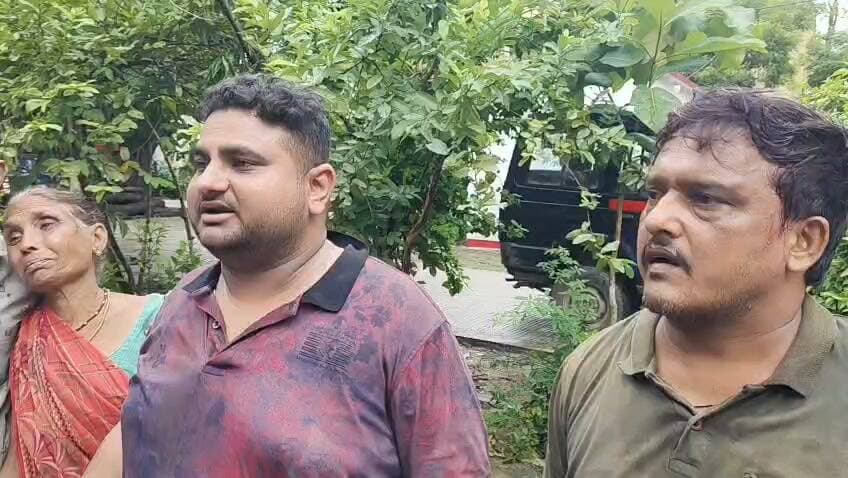 फतेहपुर: बेशकीमती जमीन को लेकर दो पक्षों में बवाल, वायरल वीडियो के बाद फायरिंग के दावों की जांच तेज
हसवा चौकी से करीब 100 मीटर दूर विवाद, मारपीट में महिला समेत चार लोगों के घायल होने का दावा
वायरल वीडियो में गोली जैसी आवाज सुनाई देने की चर्चा, पुलिस जांच जारी, आधिकारिक पुष्टि का इंतजार
फतेहपुर। जनपद के थरियांव थाना क्षेत्र अंतर्गत हसवा चौकी के समीप हाईवे किनारे स्थित बेशकीमती जमीन को लेकर दो पक्षों के बीच विवाद का मामला सामने आया है। सोशल मीडिया पर वायरल वीडियो और स्थानीय स्तर पर प्रसारित सूचनाओं के अनुसार विवाद के दौरान कथित रूप से फायरिंग होने तथा मारपीट में महिला समेत चार लोगों के घायल होने के दावे किए जा रहे हैं। हालांकि पुलिस प्रशासन ने अभी तक फायरिंग अथवा घायलों की संख्या की आधिकारिक पुष्टि नहीं की है और पूरे घटनाक्रम की जांच जारी है।
प्रारंभिक जानकारी के अनुसार, हाईवे से सटी लगभग पांच बीघा भूमि के स्वामित्व और कब्जे को लेकर दोनों पक्षों के बीच काफी समय से विवाद चल रहा था। बुधवार को दोनों पक्ष आमने-सामने आ गए, जिसके बाद विवाद ने उग्र रूप ले लिया। स्थानीय लोगों के अनुसार मौके पर जमकर कहासुनी और मारपीट हुई। सोशल मीडिया पर वायरल वीडियो में गोली जैसी आवाज सुनाई देने का दावा किया जा रहा है।
कुछ स्थानीय चर्चाओं और सोशल मीडिया पोस्टों में भाजपा नेता रिंकू लोहारी पर अपने समर्थकों के साथ पहुंचने तथा फायरिंग कराने के आरोप लगाए गए हैं। हालांकि इन आरोपों की स्वतंत्र पुष्टि नहीं हुई है और संबंधित पक्ष का बयान भी समाचार लिखे जाने तक सामने नहीं आया है। इसलिए किसी भी व्यक्ति को दोषी ठहराना उचित नहीं होगा।
घटना की सूचना मिलते ही पुलिस प्रशासन सक्रिय हो गया। वरिष्ठ अधिकारियों के निर्देश पर भारी पुलिस बल मौके पर पहुंचा और स्थिति को नियंत्रित किया गया। पुलिस वायरल वीडियो, प्रत्यक्षदर्शियों के बयान, उपलब्ध साक्ष्यों तथा तकनीकी तथ्यों के आधार पर पूरे मामले की जांच कर रही है। आवश्यकता पड़ने पर फोरेंसिक एवं अन्य तकनीकी जांच भी कराई जा सकती है।
सोशल मीडिया पर प्रसारित कुछ वीडियो में दोनों पक्षों के बीच तनावपूर्ण स्थिति और कथित हाथापाई दिखाई देने का दावा किया जा रहा है। वहीं गोली जैसी आवाज भी सुनाई देने की बात कही जा रही है। हालांकि यह स्पष्ट नहीं है कि आवाज वास्तव में फायरिंग की है या किसी अन्य कारण से उत्पन्न हुई। इस संबंध में अंतिम स्थिति पुलिस जांच के बाद ही स्पष्ट होगी।
घटना के बाद क्षेत्र में एहतियातन पुलिस बल तैनात कर दिया गया है ताकि कानून-व्यवस्था बनी रहे। प्रशासन ने लोगों से अफवाहों पर ध्यान न देने और किसी भी प्रकार की अपुष्ट जानकारी सोशल मीडिया पर साझा करने से बचने की अपील की है।
यह मामला एक बार फिर जमीन विवादों को समय रहते विधिक प्रक्रिया से न सुलझाने के परिणामों की ओर संकेत करता है। यदि विवाद बढ़ते हैं तो न केवल कानून-व्यवस्था प्रभावित होती है बल्कि आम नागरिकों की सुरक्षा भी खतरे में पड़ सकती है। इसलिए निष्पक्ष जांच और त्वरित कानूनी कार्रवाई आवश्यक है।
एनडी न्यूज़ की अपील
जमीन संबंधी विवादों का समाधान न्यायालय, राजस्व विभाग और प्रशासनिक प्रक्रिया के माध्यम से किया जाना चाहिए। किसी भी पक्ष को कानून अपने हाथ में नहीं लेना चाहिए। यदि किसी के पास घटना से संबंधित प्रमाणिक जानकारी या वीडियो है तो उसे पुलिस को उपलब्ध कराएं, न कि अपुष्ट दावों के साथ सोशल मीडिया पर प्रसारित करें।
जनहित में सुझाव
भूमि विवाद का समाधान केवल कानूनी प्रक्रिया से कराएं।
किसी भी विवाद की स्थिति में हिंसा या हथियारों का सहारा न लें।
सोशल मीडिया पर केवल सत्यापित जानकारी ही साझा करें।
पुलिस जांच में सहयोग करें और अफवाहों से बचें।
प्रशासन निष्पक्ष जांच कर दोषी पाए जाने वालों के विरुद्ध विधिसम्मत कार्रवाई सुनिश्चित करे।
👇👇
#NDNews #दैनिक_निष्पक्ष_धारा #Fatehpur #Haswa #Thariyaw #LandDispute #ViralVideo #UPPolice #FatehpurPolice #PoliceInvestigation #UttarPradesh #AbhimanyuManglik
👇👇
@dgpup
@RSSorg
@UPGovt
@wpl1090
@RSSgeet
@Uppolice
@MIB_India
@PMOIndia
@HMOIndia
@abmanglik
@VHPDigital
@igrangealld
@myogioffice
@InfoDeptUP
@dmfatehpur
@sdmsadarftp
@CMOfficeUP
@CMOUP_RC
@UPPRD1948
@ChiefSecyUP
@ChiefSecyUP
@MahantYogiG
@FatehpurSdm
@fatehpurpolice
@BajrangDalOrg
@rashtrapatibhvn
@UPMahilaKalyan
@112UttarPradesh
@myogiadityanath
@CommissionerPrg
@ADGZonPrayagraj
👇👇👇
🟥 ND NEWS | दैनिक निष्पक्ष धारा
मुख्य संपादक / संस्थापक: राजन सिंह हाड़ा
सह-संपादक: शालिनी सिंह भदौरिया
✒️ रिपोर्ट: सहयोगी शिवा गुप्ता के साथ जिला ब्यूरो अजय श्रीवास्तव
📍 कार्यालय-3: U158, हीरा स्वीट्स के पास, विकास मार्ग, लक्ष्मी नगर, पूर्वी दिल्ली – 110092 (NCR)
📍 कार्यालय-2: विधानसभा रोड, बर्लिंगटन चौराहा, लखनऊ – 226001 (उत्तर प्रदेश)
📍 कार्यालय-1: 1/1 अटल बिहारी चौराहा, नियर बर्मा चौराहा, फतेहपुर – 212601 (उत्तर प्रदेश)
📅 दिनांक: 16 सितंबर 2026
📆 दिन: बुधवार
📧 Email: ndnewschannel@gmail.com
📞 मोबाइल: 9696119696
डिस्क्लेमर: यह समाचार सोशल मीडिया पर वायरल वीडियो, स्थानीय स्रोतों, क्षेत्र में प्रसारित सूचनाओं तथा प्रारंभिक जानकारी के आधार पर तैयार किया गया है। एनडी न्यूज़ इस समाचार में किए गए सभी दावों, आरोपों, वायरल वीडियो की प्रामाणिकता अथवा किसी व्यक्ति की कथित भूमिका की स्वतंत्र पुष्टि नहीं करता। फायरिंग, घायलों की संख्या, आरोपित व्यक्तियों की भूमिका तथा घटना की वास्तविक परिस्थितियों की पुष्टि पुलिस जांच, उपलब्ध साक्ष्यों और प्रशासन के आधिकारिक बयान के बाद ही मानी जाएगी। समाचार को आधिकारिक जानकारी प्राप्त होने पर आवश्यकतानुसार अपडेट किया जाएगा।