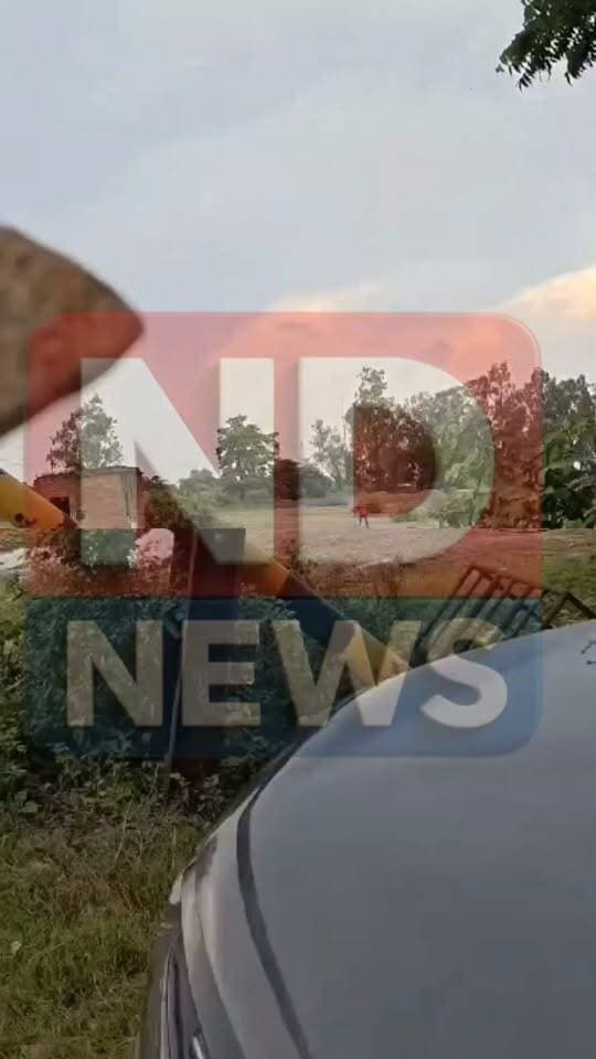 हसवा चौकी के पास जमीन विवाद में फायरिंग का आरोप, वायरल वीडियो के बाद पुलिस जांच तेज
हाईवे किनारे पांच बीघा जमीन को लेकर दो पक्ष आमने-सामने, पुलिस ने संभाला मोर्चा
वायरल वीडियो में गोली जैसी आवाज का दावा, आधिकारिक पुष्टि और जांच रिपोर्ट का इंतजार
✒️ रिपोर्ट: सहयोगी अंकित मिश्रा के साथ जिला ब्यूरो अजय श्रीवास्तव
फतेहपुर। जनपद के थरियांव थाना क्षेत्र अंतर्गत हसवा चौकी से करीब 100 मीटर दूरी पर हाईवे से सटी जमीन को लेकर दो पक्षों के बीच विवाद का मामला सामने आया है। सोशल मीडिया पर वायरल वीडियो के आधार पर फायरिंग होने का दावा किया जा रहा है। हालांकि पुलिस प्रशासन ने अभी तक गोली चलने की आधिकारिक पुष्टि नहीं की है और पूरे घटनाक्रम की गहन जांच जारी है।
प्रारंभिक जानकारी के अनुसार, हाईवे किनारे स्थित लगभग पांच बीघा जमीन को लेकर लंबे समय से दो पक्षों के बीच स्वामित्व और कब्जे का विवाद चल रहा था। स्थानीय स्तर पर चर्चा है कि बुधवार को दोनों पक्ष आमने-सामने आ गए, जिसके बाद विवाद बढ़ गया। इसी दौरान एक पक्ष द्वारा फायरिंग किए जाने का आरोप लगाया गया है। आरोपों में एक पक्ष की ओर से रिंकू लोहारी का नाम भी सामने आ रहा है, लेकिन इन आरोपों की स्वतंत्र पुष्टि फिलहाल नहीं हुई है।
घटना का एक वीडियो सोशल मीडिया पर तेजी से वायरल हो रहा है, जिसमें गोली जैसी आवाज सुनाई देने का दावा किया जा रहा है। हालांकि यह स्पष्ट नहीं है कि यदि फायरिंग हुई भी है तो वह हवाई फायर थी, किसी वाहन को लक्ष्य बनाकर की गई या किसी व्यक्ति पर। इन सभी बिंदुओं की पुष्टि पुलिस जांच और तकनीकी साक्ष्यों के परीक्षण के बाद ही हो सकेगी।
सूचना मिलते ही पुलिस अधीक्षक के निर्देश पर स्थानीय पुलिस के साथ अतिरिक्त पुलिस बल मौके पर पहुंचा और स्थिति को नियंत्रण में लिया गया। पुलिस वायरल वीडियो, प्रत्यक्षदर्शियों के बयान तथा अन्य उपलब्ध साक्ष्यों के आधार पर पूरे मामले की जांच कर रही है।
समाचार लिखे जाने तक किसी व्यक्ति के घायल होने या हताहत होने की आधिकारिक पुष्टि नहीं हुई है। पुलिस प्रशासन की ओर से विस्तृत बयान जारी होना शेष है। जांच रिपोर्ट आने के बाद ही घटना की वास्तविक परिस्थितियां स्पष्ट हो सकेंगी।
अपील: जमीन संबंधी विवादों का समाधान कानून और न्यायिक प्रक्रिया के माध्यम से किया जाना चाहिए। किसी भी विवाद को हिंसा या हथियारों के बल पर सुलझाने का प्रयास समाज और कानून दोनों के लिए गंभीर चुनौती है। यदि किसी के पास घटना से जुड़ी प्रमाणिक जानकारी या वीडियो है तो उसे सोशल मीडिया पर भ्रामक दावों के साथ प्रसारित करने के बजाय पुलिस को उपलब्ध कराएं, ताकि निष्पक्ष जांच हो सके।
प्रशासन निष्पक्ष जांच कर दोषियों पर विधिसम्मत कार्रवाई सुनिश्चित करे तथा क्षेत्र में शांति व्यवस्था बनाए रखे।
डिस्क्लेमर :- यह समाचार सोशल मीडिया पर वायरल वीडियो, स्थानीय स्तर पर प्राप्त सूचनाओं और प्रारंभिक दावों के आधार पर तैयार किया गया है। वायरल वीडियो में गोली जैसी आवाज सुनाई देने का दावा किया जा रहा है, लेकिन फायरिंग होने की आधिकारिक पुष्टि अभी तक पुलिस प्रशासन द्वारा नहीं की गई है। किसी व्यक्ति के घायल या हताहत होने की भी आधिकारिक पुष्टि नहीं हुई है। घटना की वास्तविक परिस्थितियां पुलिस जांच और आधिकारिक बयान के बाद ही स्पष्ट होंगी। समाचार को उपलब्ध आधिकारिक जानकारी के अनुसार अपडेट किया जाएगा।
👇👇👇
#NDNews #दैनिक_निष्पक्ष_धारा #Fatehpur #Thariyaw #Haswa #LandDispute #ViralVideo #PoliceInvestigation #UPPolice #AbhimanyuManglik #FatehpurPolice #UttarPradesh
👇👇
@dgpup
@RSSorg
@UPGovt
@wpl1090
@RSSgeet
@Uppolice
@MIB_India
@PMOIndia
@HMOIndia
@abmanglik
@VHPDigital
@igrangealld
@myogioffice
@InfoDeptUP
@dmfatehpur
@sdmsadarftp
@CMOfficeUP
@CMOUP_RC
@UPPRD1948
@ChiefSecyUP
@ChiefSecyUP
@MahantYogiG
@FatehpurSdm
@fatehpurpolice
@BajrangDalOrg
@rashtrapatibhvn
@UPMahilaKalyan
@112UttarPradesh
@myogiadityanath
@CommissionerPrg
@ADGZonPrayagraj
👇👇👇
🟥 ND NEWS | दैनिक निष्पक्ष धारा
मुख्य संपादक / संस्थापक: राजन सिंह हाड़ा
सह-संपादक: शालिनी सिंह भदौरिया
✒️ रिपोर्ट: सहयोगी अंकित मिश्रा के साथ जिला ब्यूरो अजय श्रीवास्तव
📍 कार्यालय-3: U158, हीरा स्वीट्स के पास, विकास मार्ग, लक्ष्मी नगर, पूर्वी दिल्ली – 110092 (NCR)
📍 कार्यालय-2: विधानसभा रोड, बर्लिंगटन चौराहा, लखनऊ – 226001 (उत्तर प्रदेश)
📍 कार्यालय-1: 1/1 अटल बिहारी चौराहा, नियर बर्मा चौराहा, फतेहपुर – 212601 (उत्तर प्रदेश)
📅 दिनांक: 16 सितंबर 2026
📆 दिन: बुधवार
📧 Email: ndnewschannel@gmail.com
📞 मोबाइल: 096961 19696