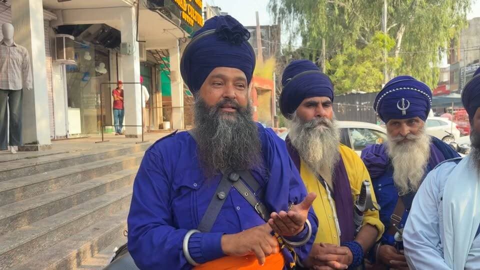 ਕਾਹਨੂੰਵਾਂਨ ਚੌਂਕ ਵਿਖੇ ਨਿਹੰਗ ਸਿੰਘਾਂ ਨੇ ਬਿਰਿਆਨੀ ਵਾਲੀ ਦੁਕਾਨ ਤੇ ਹਲਾਲ ਮੀਟ ਖਾ ਰਹੇ ਸਿੱਖ ਨੌਜਵਾਨਾਂ ਨੂੰ ਝਿੜਕਿਆ
ਕਿਹਾ ਸਿੱਖ ਧਰਮ ਅਤੇ ਹਿੰਦੂ ਧਰਮ ਵਿੱਚ ਹਲਾਲ ਮੀਟ ਖਾਣਾ ਹਰਾਮ ਹੈ। ਇਸ ਲਈ ਲੋਕ ਆਪਣੇ ਬੱਚਿਆਂ ਨੂੰ ਵਰਜਣ