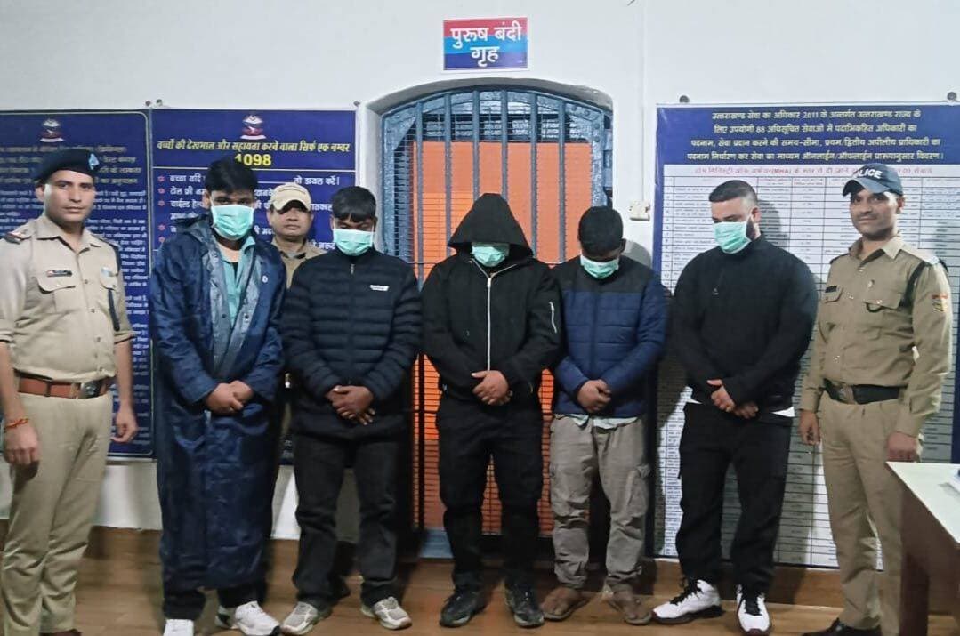 बस अड्डा पौड़ी में कहासुनी के बाद मारपीट, दोनों पक्षों के पांच युवक गिरफ्तार
पौड़ी। बस अड्डा पौड़ी में मंगलवार रात किसी बात को लेकर दो पक्षों के बीच हुई कहासुनी देखते ही देखते मारपीट में बदल गई। सार्वजनिक स्थान पर दोनों पक्षों के युवकों के बीच हुए विवाद की सूचना मिलते ही पुलिस ने त्वरित कार्रवाई करते हुए दोनों पक्षों के पांच युवकों को रात्रि में ही गिरफ्तार कर लिया।
घटना के दौरान बस अड्डे के समीप ड्यूटी पर तैनात होमगार्ड जवानों ने मौके पर पहुंचकर स्थिति को नियंत्रित किया और इसकी सूचना पुलिस को दी। सूचना मिलते ही पुलिस टीम मौके पर पहुंची और मारपीट कर शांति व्यवस्था भंग करने वाले युवकों को हिरासत में लिया।
पुलिस के अनुसार, मामले में दोनों पक्षों के खिलाफ धारा 126/135/170 BNSS के तहत कार्रवाई की गई है। साथ ही दोनों पक्षों की ओर से दी गई तहरीर के आधार पर संबंधित धाराओं में मुकदमे भी दर्ज किए गए हैं। पुलिस का कहना है कि मामले में अग्रिम वैधानिक कार्रवाई जारी है।
गिरफ्तार युवकों में प्रथम पक्ष से पीयूष कौशिक (31) निवासी श्रीनगर रोड, पौड़ी और राहुल उनियाल निवासी श्रीनगर रोड, पौड़ी शामिल हैं। वहीं दूसरे पक्ष से नितेश सकलानी (34) निवासी कोटद्वार, हिमांशु (29) निवासी लालपुर, कोटद्वार और सौरभ नेगी (29) निवासी पौड़ी गढ़वाल को गिरफ्तार किया गया है।