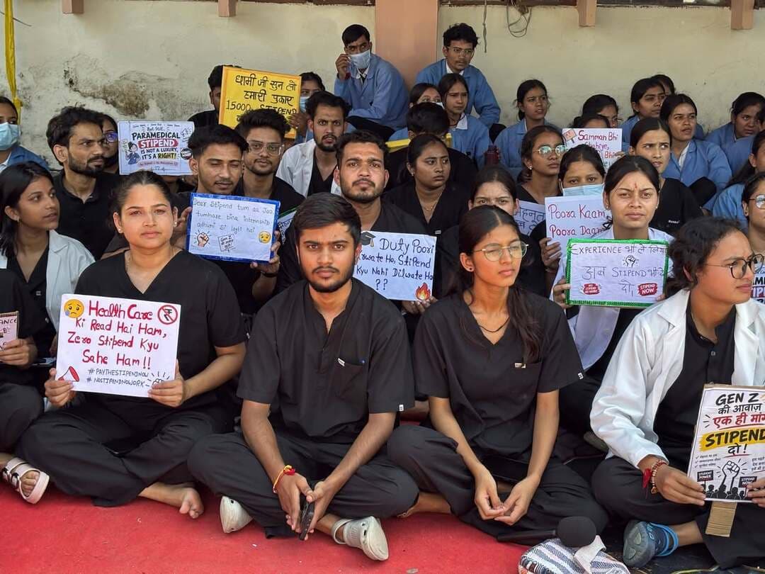 स्टाइपेंड की मांग को लेकर पैरामेडिकल छात्रों का धरना, श्रीकोट बेस अस्पताल के बाहर प्रदर्शन
श्रीनगर। स्टाइपेंड की मांग को लेकर पैरामेडिकल छात्रों ने बुधवार को श्रीकोट स्थित राजकीय मेडिकल कॉलेज एवं बेस अस्पताल के बाहर धरना शुरू कर दिया। छात्रों ने “Allied Health Care Strike” के पोस्टर लगाकर अपनी मांगों को लेकर प्रदर्शन किया।
धरने पर बैठे छात्रों का कहना है कि अस्पताल में प्रशिक्षण के दौरान वे मरीजों की देखभाल और अन्य स्वास्थ्य सेवाओं में महत्वपूर्ण भूमिका निभा रहे हैं। उनका दावा है कि उनसे एमबीबीएस इंटर्न के समान कार्य लिया जा रहा है, लेकिन इसके बावजूद उन्हें स्टाइपेंड नहीं दिया जा रहा है।
छात्रों ने कहा कि पैरामेडिकल विद्यार्थियों को भी उनके प्रशिक्षण एवं कार्य के अनुरूप उचित स्टाइपेंड दिया जाना चाहिए। उन्होंने मांग पूरी होने तक आंदोलन जारी रखने की बात कही। छात्रों के धरने के चलते अस्पताल परिसर के बाहर कुछ समय तक प्रदर्शन का माहौल बना रहा।