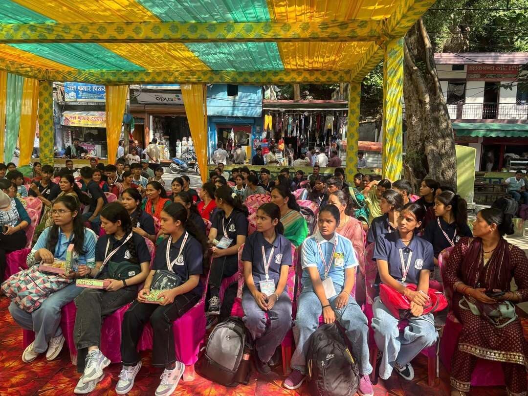 देवप्रयाग के मेधावी बच्चे भारत दर्शन कार्यक्रम के लिए रवाना
देवप्रयाग। देवप्रयाग विधानसभा क्षेत्र के मेधावी छात्र-छात्राएं भारत दर्शन कार्यक्रम के लिए रवाना हुए। यह पहल क्षेत्रीय विधायक विनोद कंडारी की ओर से की जा रही है, जिसके तहत हर वर्ष क्षेत्र के मेधावी बच्चों को शैक्षणिक भ्रमण पर देश के विभिन्न ऐतिहासिक, सांस्कृतिक और महत्वपूर्ण स्थलों का भ्रमण कराया जाता है।
भारत दर्शन कार्यक्रम का उद्देश्य बच्चों को देश की विविधता, संस्कृति, इतिहास और गौरवशाली विरासत से रूबरू कराना है। भ्रमण के दौरान छात्र-छात्राओं को विभिन्न राज्यों के प्रमुख दर्शनीय एवं ऐतिहासिक स्थलों की जानकारी प्राप्त करने का अवसर मिलेगा।
विधायक विनोद कंडारी की इस पहल के तहत मेधावी विद्यार्थियों को पढ़ाई के साथ-साथ देश-दर्शन और व्यावहारिक ज्ञान से जोड़ने का प्रयास किया जा रहा है। बच्चों के भारत दर्शन के लिए रवाना होने पर अभिभावकों और क्षेत्रवासियों ने भी खुशी जताई।