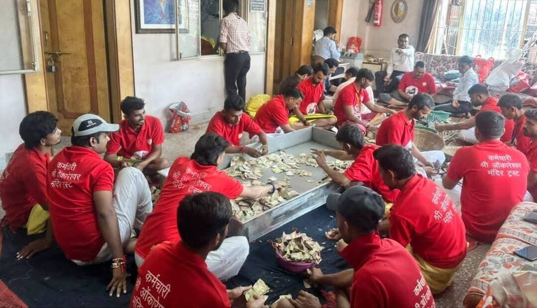 ओंकारेश्वर मंदिर ट्रस्ट के 11 दान पात्रों में निकले कुल 33,39,000 रुपए
---
श्री ओंकारेश्वर मंदिर ट्रस्ट के 11 दान पात्र मंगलवार को खोले गये। इनमें प्राप्त राशि एवं पुराने स्टॉक की गणना तहसीलदार, पटवारी और मंदिर के सहायक कार्यपालन अधिकारी की उपस्थिति में मंदिर कर्मचारी एवं बैंक कर्मचारियो द्वारा की गई। गणना में कुल 33,39,000 रुपए निकले। तहसीलदार श्री उदय मंडलोई ने बताया कि समस्त गणना राशि 33,39,000/-स्टेट बैंक ऑफ़ इंडिया ॐकारेश्वर में जमा कर दी गई है।
Jansampark Madhya Pradesh
General Administration Department, MP
Department of Culture, Madhya Pradesh
#omkareshwar
#khandwa
