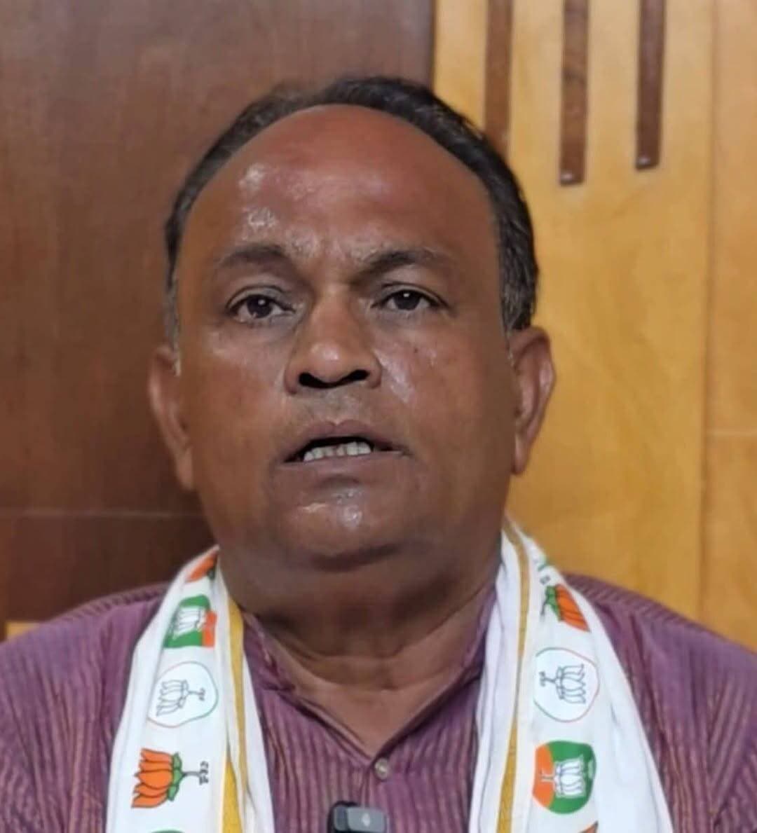 बाड़मेर नगर परिषद सभापति के लिए बीजेपी ने गौतमचंद जैन (बॉबी) के नाम पर लगाई मुहर
वहीं कांग्रेस ने जयमल सिंह के नाम सिंबल किया जारी
Mewaram Jain Dr Priyanka Chaudhary Swaroop Singh Khara Harish Chaudhary BJP Rajasthan Laxman Singh Godara K.K. Vishnoi Govind Singh Dotasra