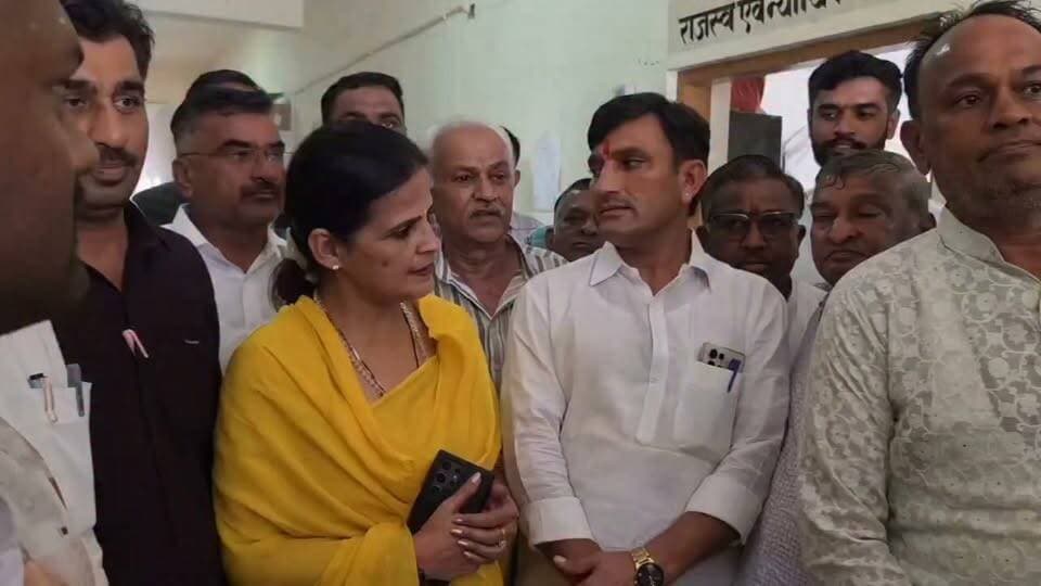 बाड़मेर भाजपा की और से सभापति उम्मीदवार गौतम बॉबी ने भरा नॉमिनेशन
Dr Priyanka Chaudhary Swaroop Singh Khara BJP Rajasthan