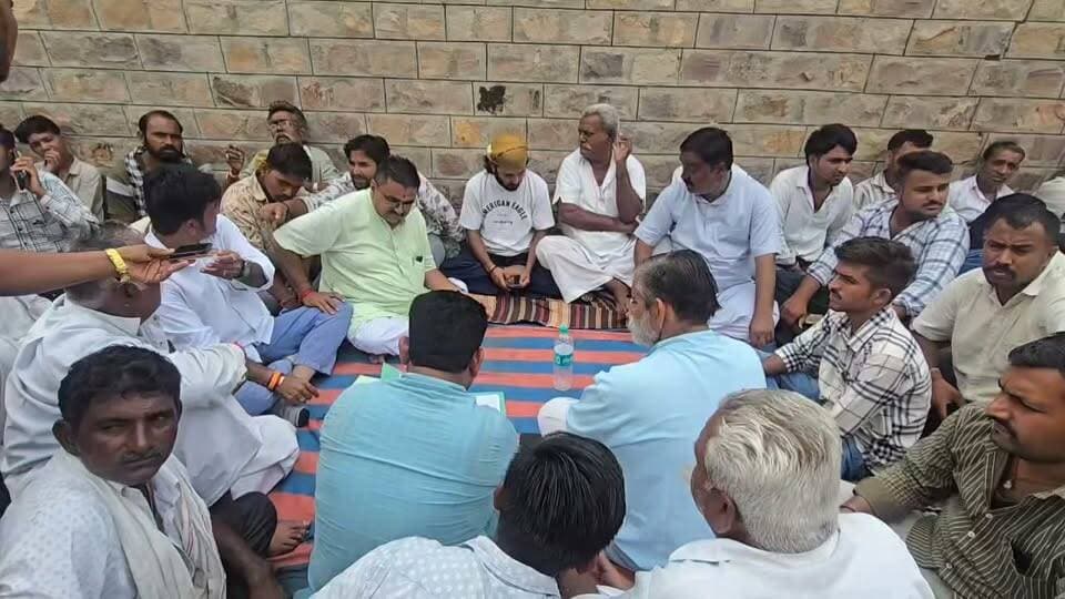 इसलिए देवी सिंह ने की आत्मह*त्या तहसीलदार,पटवारी ने बदले खसरा नम्बर,गांव के लोग करते थे परेशान।