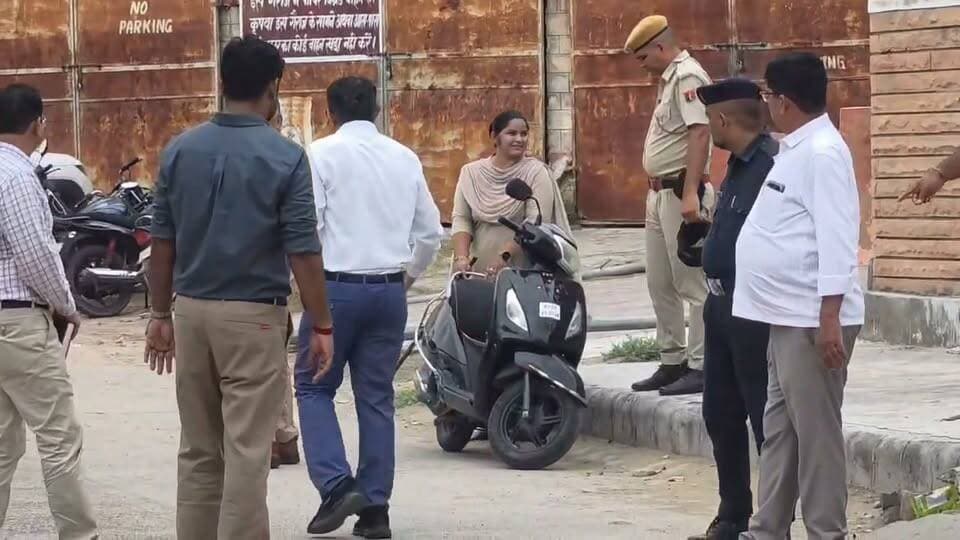 बाड़मेर नगर परिषद में सभापति के लिए नॉमिनेशन फॉर्म जमा करवाने से पहले पुलिस जाब्ता तैनात।