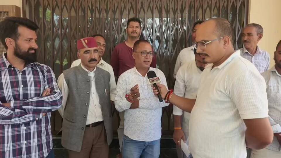 प्रदेश प्रधान संगठन उत्तराखंड की दस सूत्रीय मांगों को लेकर खंड विकास कार्यालय पुरोला में प्रधानों ने की तालाबंदी। DM Uttarkashi