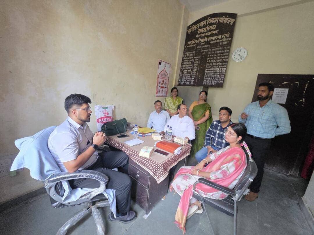 गया न्यूज़
अनुमंडल पदाधिकारी ने अंचल व बाल विकास परियोजना कार्यालय का किया निरीक्षण
16 सितंबर 2026 | विशेष रिपोर्ट | नीमचक बथानी
नीमचक बथानी (गया)। अनुमंडल पदाधिकारी ने बुधवार को अंचल कार्यालय एवं बाल विकास परियोजना कार्यालय का निरीक्षण किया। इस दौरान कार्यालयों में कर्मियों की उपस्थिति, संचिकाओं के संधारण, लंबित मामलों और विभिन्न सरकारी योजनाओं की प्रगति की समीक्षा की गई।
बाल विकास परियोजना कार्यालय के निरीक्षण के दौरान आंगनबाड़ी केंद्रों के संचालन, पोषण कार्यक्रम तथा अन्य विभागीय योजनाओं की स्थिति की जानकारी ली गई। आमजनों को उपलब्ध कराई जा रही सेवाओं की भी समीक्षा की गई।
एसडीओ ने संबंधित पदाधिकारियों एवं कर्मियों को पारदर्शिता, समयबद्धता और जवाबदेही के साथ कार्य करने का निर्देश दिया। उन्होंने कहा कि सरकार की कल्याणकारी योजनाओं का लाभ पात्र लाभुकों तक समय पर पहुंचना सुनिश्चित किया जाए।
निरीक्षण के दौरान आवश्यक अभिलेखों और कार्यों की समीक्षा करते हुए कमियों को दूर करने तथा लंबित मामलों का शीघ्र निष्पादन करने का निर्देश संबंधित पदाधिकारियों को दिया गया।