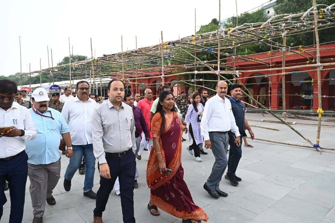 *पितृपक्ष मेला की तैयारियों का आयुक्त मगध प्रमंडल ने लिया जायजा*
*विष्णुपद, संवास सदन, कंट्रोल रूम, देवघाट, गजाधर घाट, गया जी डैम एवं सूर्यकुंड का किया निरीक्षण*
गया, 15 सितंबर 2026, पितृपक्ष मेला 2026 की तैयारियों को लेकर आयुक्त, मगध प्रमंडल, श्रीमती सफीना ए.एन. द्वारा आज मेला क्षेत्र के विभिन्न महत्वपूर्ण स्थलों का स्थलीय निरीक्षण किया गया। इस क्रम में उन्होंने विष्णुपद, संवास सदन, कंट्रोल रूम, देवघाट, गजाधर घाट, गया जी डैम, सूर्यकुंड सहित अन्य प्रमुख स्थलों का भ्रमण कर मेला की तैयारियों का जायजा लिया तथा संबंधित पदाधिकारियों से व्यवस्थाओं की जानकारी ली।
आयुक्त ने कहा कि पितृपक्ष मेला 25 सितंबर 2026 से प्रारंभ होना है। देश के विभिन्न राज्यों के साथ-साथ विदेशों से भी बड़ी संख्या में पिंडदानी एवं तीर्थयात्री पितृपक्ष अवधि में गया जी आते हैं। लगभग 15 दिनों तक चलने वाले इस महत्वपूर्ण धार्मिक आयोजन में लाखों श्रद्धालुओं के आगमन की संभावना को देखते हुए प्रशासन द्वारा व्यापक स्तर पर तैयारियां की जा रही हैं। उन्होंने कहा कि सभी तैयारियां चरणबद्ध एवं समयबद्ध तरीके से की जा रही हैं, ताकि मेला का स्वरूप भव्य एवं आकर्षक हो तथा देश-विदेश से आने वाले तीर्थयात्रियों को बेहतर सुविधाएं उपलब्ध कराई जा सकें।
*तीर्थयात्रियों की सुविधा एवं व्यवस्थाओं पर विशेष ध्यान*
आयुक्त ने कहा कि पितृपक्ष मेला का सफल एवं सुचारु आयोजन प्रशासन के लिए एक बड़ी चुनौती है। बड़ी संख्या में पिंडदानियों एवं तीर्थयात्रियों के गया आगमन को देखते हुए जिला प्रशासन एवं पुलिस प्रशासन द्वारा लगातार बैठकें, समीक्षा एवं स्थलीय निरीक्षण किए जा रहे हैं, ताकि तैयारियों में किसी प्रकार की कमी न रह जाए।
उन्होंने बताया कि तीर्थयात्रियों के लिए आवासन स्थलों की साफ-सफाई, विभिन्न पिंडदान वेदी स्थलों की स्वच्छता, वेदी स्थलों पर आवश्यक मूलभूत सुविधाओं एवं अन्य बेसिक तैयारियों को प्राथमिकता के आधार पर पूरा कराया जा रहा है। साथ ही मेला क्षेत्र में स्वच्छता, प्रकाश, पेयजल सहित अन्य आवश्यक सुविधाओं की भी लगातार समीक्षा की जा रही है।
*यातायात एवं परिवहन व्यवस्था को किया जा रहा सुदृढ़*
मेला अवधि में बड़ी संख्या में श्रद्धालुओं एवं वाहनों के आगमन को देखते हुए यातायात व्यवस्था को सुचारु रखने के लिए व्यापक ट्रैफिक प्लान तैयार किया जा रहा है। वाहनों के पड़ाव स्थलों पर आवश्यक मूलभूत सुविधाएं उपलब्ध कराने के साथ-साथ तीर्थयात्रियों के सुगम आवागमन के लिए रिंग बस सेवा एवं ई-रिक्शा परिचालन की व्यवस्था की जा रही है।
आयुक्त ने कहा कि मेला अवधि में श्रद्धालुओं को एक स्थान से दूसरे स्थान तक जाने में किसी प्रकार की परेशानी न हो, इसके लिए परिवहन एवं यातायात व्यवस्था को व्यवस्थित तरीके से संचालित किया जाएगा।
*संवास सदन में दो पालियों में संचालित होगा कंट्रोल रूम*
आयुक्त ने बताया कि विष्णुपद संवास सदन में दो पालियों में कंट्रोल रूम संचालित किया जाएगा। यहां पितृपक्ष मेला से संबंधित आवश्यक जानकारी एवं मार्गदर्शन तीर्थयात्रियों को उपलब्ध कराया जाएगा। श्रद्धालु किसी भी प्रकार की आवश्यक जानकारी अथवा सहायता के लिए कंट्रोल रूम से संपर्क कर सकेंगे।
इसके साथ ही खोया-पाया सेल भी संचालित किया जाएगा, ताकि मेला के दौरान परिजनों से बिछड़ने अथवा सामान खोने की स्थिति में श्रद्धालुओं को तत्काल सहायता उपलब्ध कराई जा सके।
दिव्यांगजन तीर्थयात्रियों की सुविधा के लिए कंट्रोल रूम में व्हीलचेयर की व्यवस्था भी उपलब्ध रहेगी। आवश्यकता पड़ने पर दिव्यांग तीर्थयात्री कंट्रोल रूम से व्हीलचेयर प्राप्त कर सहायता ले सकेंगे।
*देवघाट पर स्थायी पंडाल से हजारों तीर्थयात्रियों को मिलेगी सुविधा*
आयुक्त ने देवघाट का निरीक्षण करते हुए बताया कि तीर्थयात्रियों की सुविधा के लिए देवघाट पर स्थायी पंडाल का निर्माण कराया जा चुका है। यह पंडाल काफी बड़े आकार का है, जिसमें बड़ी संख्या में तीर्थयात्री एक साथ बैठकर तर्पण एवं अन्य धार्मिक कर्मकांड कर सकेंगे।
उन्होंने कहा कि इस व्यवस्था से तीर्थयात्रियों को सुविधा मिलेगी तथा घाट पर भीड़ को व्यवस्थित करने में भी प्रशासन को सहायता मिलेगी।
*भीड़ प्रबंधन एवं सुरक्षा व्यवस्था पर विशेष फोकस*
आयुक्त ने कहा कि पितृपक्ष मेला के दौरान भीड़ प्रबंधन पर विशेष फोकस किया जा रहा है। श्रद्धालुओं की संख्या बढ़ने की स्थिति में भीड़ को व्यवस्थित एवं सुरक्षित तरीके से नियंत्रित करने के लिए आवश्यक तैयारियां की जा रही हैं।
उन्होंने कहा कि जिला प्रशासन एवं पुलिस प्रशासन द्वारा समन्वित रूप से कार्य करते हुए श्रद्धालुओं की सुरक्षा, सुगम आवागमन एवं मेला क्षेत्र में बेहतर व्यवस्था सुनिश्चित की जाएगी।
आयुक्त ने कहा कि मेला की जो भी तैयारियां अभी शेष हैं, उन्हें तेजी से पूर्ण कराया जा रहा है। सभी पदाधिकारी अपनी-अपनी जिम्मेदारियों को पूरी गंभीरता से समझते हुए लगातार कार्य कर रहे हैं। उन्होंने कहा कि प्रशासनिक पदाधिकारियों के साथ-साथ स्थानीय नागरिकों में भी पितृपक्ष मेला को लेकर काफी उत्साह है।
उन्होंने गया जिलेवासियों से सहयोग की अपील करते हुए कहा कि जिला प्रशासन के साथ स्थानीय लोगों के सहयोग से पितृपक्ष मेला 2026 को बेहतर, सुव्यवस्थित एवं भव्य तरीके से संपन्न कराया जाएगा।
*‘पेंट द सिटी’ के तहत बच्चों की आकर्षक वॉल पेंटिंग का किया निरीक्षण*
निरीक्षण के दौरान आयुक्त ने घाटों पर ‘पेंट द सिटी’ प्रतियोगिता के तहत गया शहर के बच्चों द्वारा बनाई जा रही आकर्षक वॉल पेंटिंग का भी अवलोकन किया। उन्होंने बच्चों की कलात्मक प्रतिभा की सराहना करते हुए उनका हौसला बढ़ाया एवं उत्साहवर्धन किया।
वॉल पेंटिंग के माध्यम से पितृपक्ष की महत्ता, पिंडदान की धार्मिक एवं आध्यात्मिक परंपरा, प्रभु श्रीराम सहित अन्य राजाओं द्वारा पूर्व में किए गए पिंडदान से संबंधित प्रसंगों को आकर्षक चित्रों के माध्यम से प्रदर्शित किया जा रहा है।
आयुक्त ने कहा कि इस प्रकार की रचनात्मक गतिविधियों से मेला क्षेत्र को आकर्षक एवं जीवंत स्वरूप मिलेगा तथा गया जी की धार्मिक एवं सांस्कृतिक विरासत को भी प्रभावी ढंग से प्रदर्शित किया जा सकेगा।
*नगर निगम द्वारा स्वच्छता एवं ब्रांडिंग पर विशेष कार्य*
आयुक्त ने कहा कि नगर निगम प्रशासन द्वारा पितृपक्ष मेला को भव्य स्वरूप प्रदान करने के लिए लगातार कार्य किया जा रहा है। मेला क्षेत्र में साफ-सफाई एवं स्वच्छता व्यवस्था को बेहतर बनाने के साथ-साथ मेला क्षेत्र की व्यापक स्तर पर ब्रांडिंग एवं सौंदर्यीकरण कराया जा रहा है।
उन्होंने संबंधित पदाधिकारियों को निर्देश दिया कि मेला प्रारंभ होने से पूर्व सभी शेष तैयारियों को तेजी से पूरा करें तथा यह सुनिश्चित करें कि देश-विदेश से आने वाले प्रत्येक तीर्थयात्री को गया जी में बेहतर सुविधा एवं सकारात्मक अनुभव प्राप्त हो।
निरीक्षण के दौरान जिला पदाधिकारी गया श्री शशांक शुभंकर, वरीय पुलिस अधीक्षक, नगर पुलिस अधीक्षक, नगर आयुक्त गया नगर निगम, अनुमंडल पदाधिकारी सदर, पुलिस उपाधीक्षक नगर सहित अन्य संबंधित पदाधिकारी उपस्थित थे।