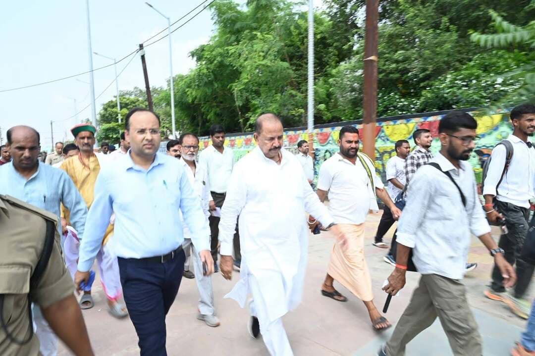 *पितृपक्ष मेला 2026 की तैयारियों को लेकर सीताकुंड एवं सीता पथ का निरीक्षण*
*जिला पदाधिकारी ने लंबित कार्यों को 48 घंटे में पूर्ण कराने का दिया निर्देश*
गया, 15 सितंबर 2026, पितृपक्ष मेला 2026 के सफल, सुचारू एवं सुरक्षित आयोजन को लेकर जिला प्रशासन द्वारा तैयारियों को अंतिम रूप दिया जा रहा है। इसी क्रम में आज सीताकुंड एवं सीता पथ का निरीक्षण जिला पदाधिकारी गया श्री शशांक शुभंकर, वरीय पुलिस अधीक्षक गया श्री सुशील कुमार एवं माननीय विधायक, वजीरगंज श्री वीरेंद्र कुमार द्वारा संयुक्त रूप से किया गया।
निरीक्षण के दौरान पदाधिकारियों द्वारा सीताकुंड एवं सीता पथ पर श्रद्धालुओं एवं तीर्थयात्रियों को उपलब्ध कराई जाने वाली मूलभूत सुविधाओं, साफ-सफाई, पेयजल, शौचालय, प्रकाश व्यवस्था, सुरक्षा, पार्किंग सहित अन्य व्यवस्थाओं का जायजा लिया गया। इस दौरान संबंधित पदाधिकारियों को आवश्यक दिशा-निर्देश दिए गए।
जिला पदाधिकारी ने सीताकुंड एवं सीता पथ की समुचित साफ-सफाई लगातार सुनिश्चित कराने का निर्देश दिया। उन्होंने कहा कि पितृपक्ष मेला के दौरान बड़ी संख्या में देश-विदेश से श्रद्धालुओं के आने की संभावना है, इसलिए पूरे क्षेत्र में स्वच्छता की बेहतर व्यवस्था हर समय बनी रहनी चाहिए।
निरीक्षण के दौरान सीता पथ पर नालियों के ऊपर लगे लोहे के स्लैब को व्यवस्थित एवं सुरक्षित तरीके से जाम कराने का निर्देश दिया गया, ताकि श्रद्धालुओं के आवागमन में किसी प्रकार की परेशानी अथवा दुर्घटना की स्थिति उत्पन्न न हो।
*पेयजल एवं शौचालय की व्यवस्था पर विशेष जोर*
जिला पदाधिकारी ने सीताकुंड एवं सीता पथ पर श्रद्धालुओं के लिए उपलब्ध पेयजल व्यवस्था की समीक्षा करते हुए विभिन्न स्थानों पर लगाए गए स्टैंड पोस्ट को शीघ्र चालू कराने का निर्देश दिया। साथ ही सभी संबंधित स्थलों पर पर्याप्त एवं सुचारू पेयजल व्यवस्था सुनिश्चित करने को कहा गया।
उन्होंने सीताकुंड एवं सीता पथ पर स्थित शौचालयों की मरम्मती एवं आवश्यकतानुसार नए शौचालयों का अधिष्ठापन कराने का निर्देश दिया। नगर निगम एवं पीएचईडी विभाग को सभी शौचालयों में लगातार साफ-सफाई की समुचित व्यवस्था सुनिश्चित कराने को कहा गया, ताकि मेला अवधि के दौरान श्रद्धालुओं को स्वच्छ एवं सुविधाजनक शौचालय की सुविधा उपलब्ध हो सके।
श्रद्धालुओं की सुविधा को ध्यान में रखते हुए विभिन्न स्थानों पर चेंजिंग रूम बनवाने तथा सीता पथ एवं सीताकुंड के समीप बड़े आकार के शेड लगाने का भी निर्देश दिया गया। इन शेडों का उपयोग श्रद्धालुओं को धूप से बचाव के साथ-साथ छांव में तर्पण करने की सुविधा उपलब्ध कराने के लिए किया जाएगा।
*प्रकाश एवं सौंदर्यीकरण की व्यवस्था दुरुस्त करने का निर्देश*
जिला पदाधिकारी ने पूरे सीता पथ एवं सीताकुंड क्षेत्र में पर्याप्त प्रकाश व्यवस्था सुनिश्चित कराने का निर्देश दिया। उन्होंने कहा कि जहां कहीं भी प्रकाश की कमी है, वहां अतिरिक्त लाइट लगाई जाए, ताकि रात्रि के समय श्रद्धालुओं के आवागमन में किसी प्रकार की परेशानी न हो।
सीता पथ पर बड़े पेड़ों की टहनियों की आवश्यकतानुसार छंटाई कराने का निर्देश भी दिया गया, ताकि मार्ग सुरक्षित एवं सुगम बना रहे। साथ ही सीता पथ पर की गई वॉल पेंटिंग जहां भी खराब हो गई है, उसे दुरुस्त कराने एवं आवश्यकतानुसार सौंदर्यीकरण कार्य कराने का निर्देश दिया गया।
*पार्किंग एवं सुरक्षा व्यवस्था रहेगी सुदृढ़*
निरीक्षण के दौरान वरीय पुलिस अधीक्षक गया श्री सुशील कुमार ने कहा कि सीता पथ, सीताकुंड तथा डैम के पीछे स्थित वाहन पार्किंग क्षेत्र में विशेष रूप से पुलिस बल की प्रतिनियुक्ति की जाएगी। इसका उद्देश्य श्रद्धालुओं की सुरक्षा सुनिश्चित करने के साथ-साथ वाहनों एवं अन्य सामान की चोरी जैसी घटनाओं पर पूरी तरह नियंत्रण रखना है।
उन्होंने बताया कि इस वर्ष सीताकुंड आने वाले श्रद्धालुओं की सुविधा को ध्यान में रखते हुए पार्किंग की समुचित व्यवस्था की गई है, जहां श्रद्धालु अपने वाहनों को निर्धारित स्थान पर सुरक्षित रूप से पार्क कर सकेंगे।
*48 घंटे में लंबित कार्य पूर्ण कराने का निर्देश*
जिला पदाधिकारी ने नगर आयुक्त एवं अन्य सभी संबंधित पदाधिकारियों को स्पष्ट निर्देश दिया कि सीताकुंड एवं सीता पथ से संबंधित जो भी कार्य लंबित हैं, उन्हें अगले 48 घंटे के भीतर हर हाल में पूर्ण कराना सुनिश्चित करें।
उन्होंने संबंधित विभागों के पदाधिकारियों को आपसी समन्वय के साथ कार्य करते हुए मेला शुरू होने से पूर्व सभी व्यवस्थाओं को पूरी तरह दुरुस्त करने का निर्देश दिया, ताकि पितृपक्ष मेला के दौरान देश-विदेश से आने वाले श्रद्धालुओं एवं तीर्थयात्रियों को किसी प्रकार की असुविधा का सामना न करना पड़े।