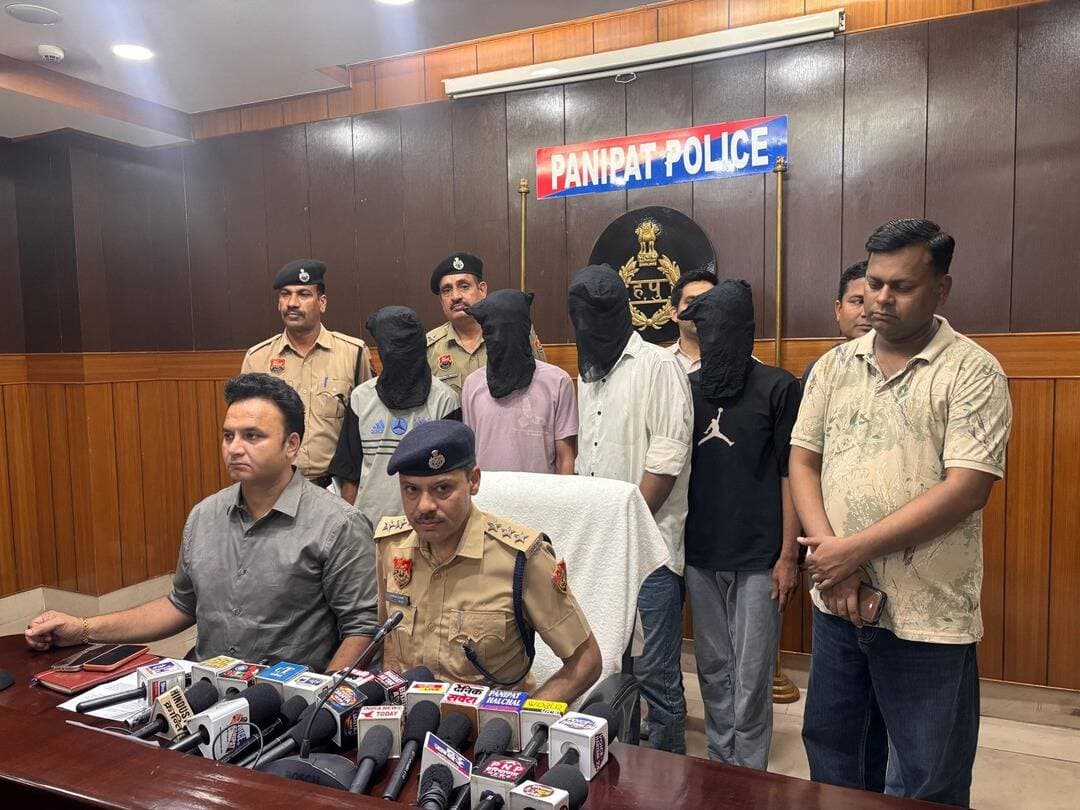*कार से 3.80 लाख रुपए चोरी करने के चार आरोपी गिरफ्तार, 1 लाख रुपए व वारदात में प्रयुक्त ऑटो बरामद*
पानीपत पुलिस ने एनएफएल नाका के नजदीक कंपनी से कार में सवार होकर घर लौट रहे युवक को झगड़े में उलझाकर कार से 3.80 लाख रुपए चोरी करने की वारदात को सफलतापूर्वक सुलझाते हुए चार आरोपियों को गिरफ्तार करने में कामयाबी हासिल की है। पुलिस ने आरोपियों के कब्जे से चोरी की नकदी में से 1 लाख रुपये व वारदात में प्रयुक्त ऑटो बरामद किया है। गिरफ्तार आरोपियों की पहचान पीर कॉलोनी सिवाह निवासी साहिल, साजिद व काला तथा राक्सेड़ा निवासी वाजिद के रूप में हुई है।
डीएसपी यातायात सुरेश कुमार सैनी ने बुधवार को जिला सचिवालय स्थित पुलिस विभाग के सभागार में प्रेसवार्ता के दौरान मामले की जानकारी देते हुए बताया कि थाना मॉडल टाउन में विकास नगर निवासी भूपेंद्र सिंह पुत्र दिनानाथ ने पुलिस को दी शिकायत में बताया था कि वह सीताराम कंपनी लोहारी व विली कंपनी आसन कलां में करीब तीन साल से शिफ्ट इंचार्ज के पद पर कार्यरत है।
वह 7 सितंबर को सीताराम कंपनी के मालिक से लेबर की पेमेंट के 8 लाख 2 हजार रुपए लेकर आया था। इनमें से 4 लाख रुपए उसने बिरमी कंपनी आसन कलां में ठेकेदार को दे दिए। बाकी 4 लाख 2 हजार रुपए कार में रखकर वह शाम करीब 6 बजे आसन कलां कंपनी से घर लौट रहा था। रास्ते में राहतक फाटक एनएफएल नाका के पास पहुंचने पर उसकी कार के आगे चल रहे हरे रंग के ऑटो से टकरा गई। ऑटो में पांच युवक सवार थे।
युवकों ने रुकवाकर उसके साथ बहस व बदसलूकी शुरू कर दी। दो युवक उसके साथ बहस करने लगे, जबकि तीन युवक कार के चारों तरफ घूमने लगे। इसी दौरान युवकों ने कार की पिछली सीट पर रखी पॉलिथिन से रुपए निकाल लिए। हड़बड़ाहट में 22 हजार रुपये कार में ही गिर गए, जबकि आरोपी 3.80 लाख रुपये लेकर फरार हो गए। भूपेंद्र सिंह की शिकायत पर थाना मॉडल टाउन में अभियोग दर्ज कर पुलिस ने आरोपियों की पहचान व धरपकड़ के प्रयास शुरू कर दिए थे।
डीएसपी सुरेश कुमार सैनी ने बताया कि पुलिस अधीक्षक मेधा भूषण आईपीएस ने मामले की गंभीरता को देखते हुए जांच व आरोपियों की धरपकड़ की जिम्मेदारी सीआईए टू प्रभारी सब इंस्पेक्टर अनिल व उनकी टीम को सौंपी थी। पुलिस टीम ने घटनास्थल से जाने वाले विभिन्न मार्गों पर व आसपास लगे 30 से अधिक सीसीटीवी कैमरों की फुटेज खंगाली। फुटेज में ऑटो दिखाई दिया। पुलिस ने अपने सभी सोर्स सक्रिय करते हुए मंगलवार देर शाम मिली गुप्त सूचना पर दबिश देकर रिफाइनरी पुल के पास से चारों आरोपियों को गिरफ्तार किया।
पूछताछ में आरोपियों ने उक्त वारदात को अंजाम देना स्वीकार किया। पुलिस पूछताछ में आरोपियों ने अपनी पहचान साहिल, साजिद व काला निवासी पीर कॉलोनी सिवाह तथा वाजिद निवासी राक्सेड़ा के रूप में बताई।
डीएसपी सुरेश कुमार सैनी ने बताया कि पूछताछ में आरोपियों ने पुलिस को बताया कि वे चारों नशा करने के आदी हैं। नशे की लत पूरी करने के लिए चारों आरोपियों ने मिलकर उक्त वारदात को अंजाम दिया। आरोपियों का पहले भी आपराधिक रिकॉर्ड होना पाया गया है और उनके खिलाफ लड़ाई-झगड़े के मामले दर्ज हैं। पुलिस ने आरोपियों के कब्जे से चोरी की नकदी में से 1 लाख रुपए व वारदात में प्रयुक्त ऑटो बरामद कर चारों आरोपियों को बुधवार को माननीय न्यायालय में पेश किया जहां से आरोपी साजिद व वाजिद का न्यायिक हिरासत जेल भेज दिया और आरोपी साहिल व काला
को 3 दिन के पुलिस रिमांड पर लिया गया। रिमांड के दौरान पुलिस आरोपियों से गहनता से पूछताछ करने के साथ बची हुई चोरी की नकदी बरामद करने का प्रयास करेगी।