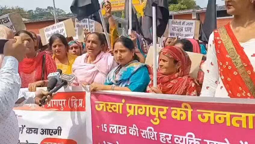 देहरा ।। News123 ।। भाजपा की जनाक्रोश रैली के दौरान कांग्रेस महिला कार्यकर्ताओं ने मांगी भाजपा से 15 लाख की जानकारी और क्या बोली कार्यकर्ता सुनें 👇🏼