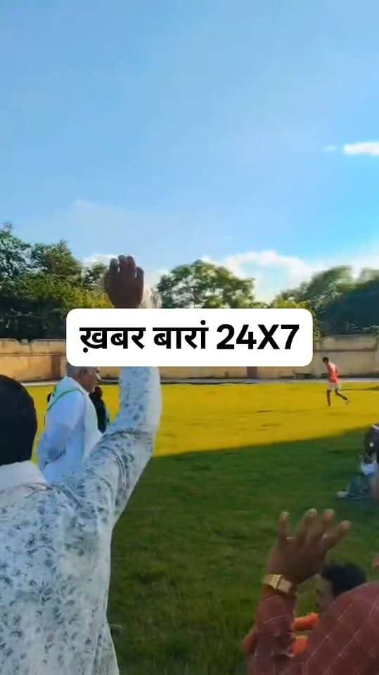 #बारां
बारां-किसान चढ़े पानी की टंकी पर,
अफीम किसानों की विभिन्न मांगों को लेकर अफीम किसान संघर्ष समिति के अध्यक्ष व अन्य पदाधिकारी पानी की टंकी पर चढ़े, अध्यक्ष महेंद्र नागर, प्रवक्ता हेमराज लववंशी, बलराम अपनी मांगों को लेकर चढ़े पानी की टंकी पर,
छीपाबड़ौद में धरना स्थल से किसान भी पहुंचे, टंकी के पास ही किसानों ने किया अब धरना शुरू।।