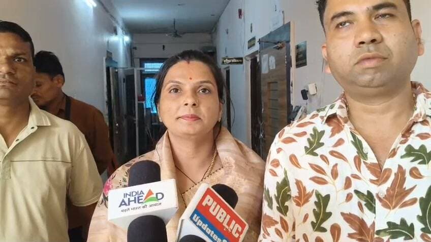 छबड़ा नगर पालिका के अध्यक्ष पद के लिए कांग्रेस प्रत्याशी नीतू सोनी ने किया नामांकन।