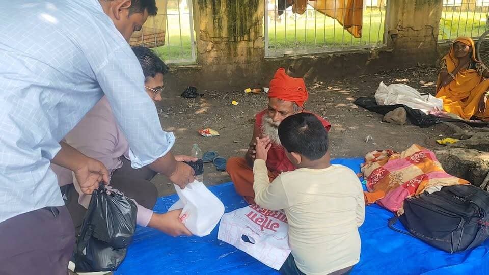 👉#नौ साल का दृष्टिहीन बालक, मंदिर की चौखट पर काट रहा जिंदगी
--#एक्सईएन रथिन सिन्हा चंदन से मिले, दुलार कर भावुक हुए, जरूरी सामान देकर हरसंभव मदद का भरोसा
शाहजहांपुर। एक दृष्टिहीन बालक चंदन और उसके पिता रक्षपाल पिछले करीब एक माह से ओसीएफ मंदिर के सामने पन्नी डालकर रहने को मजबूर हैं। चंदन जन्म से ही दृष्टिहीन है और अपने बुजुर्ग पिता के सहारे जिंदगी गुजार रहा है। उसकी स्थिति की जानकारी मिलने के बाद पीडब्ल्यूडी के एक्सईएन रथिन सिन्हा चंदन से मिलने पहुंचे।चंदन को सामने देख एक्सईएन जमीन पर बैठ गए और उसे अपने पास बैठाकर दुलार किया। मासूम की हालत और उसके परिवार की मजबूरी देखकर वह भावुक नजर आए। उन्होंने चंदन और उसके पिता से बातचीत कर उनकी स्थिति जानी। इसके बाद बच्चे के लिए खाने-पीने का सामान और अन्य जरूरी सामग्री उपलब्ध कराई। साथ ही आगे भी हरसंभव मदद करने का भरोसा दिया।एक्सईएन ने चंदन के इलाज के लिए भी मदद का आश्वासन दिया।ग्राम रामापुर नानकारी, सिसौवा, विकासखंड भावलखेड़ा निवासी बुजुर्ग रक्षपाल अपने नौ वर्षीय जन्म से दृष्टिहीन बेटे चंदन सिंह के साथ करीब एक माह से ओसीएफ के सामने पन्नी डालकर रहने को मजबूर हैं। बेटे के सिर पर छत और परिवार को सुरक्षित जगह मिल सके, इसके लिए रक्षपाल डीएम दरबार और ददरौल विधायक से मिलकर मदद की गुहार लगा चुके हैं। डीएम की ओर से बुजुर्ग पिता और बच्चे के रहने के लिए गांव में ही जमीन उपलब्ध कराने का आश्वासन दिया गया है। इस संबंध में ग्राम प्रधान की ओर से भी लिखित पत्र दिया गया है। हालांकि अभी तक जमीन की व्यवस्था नहीं हो सकी है। ऐसे में पिता-पुत्र मंदिर के सामने ही किसी तरह दिन और रात गुजार रहे हैं।
#pdw @topfans