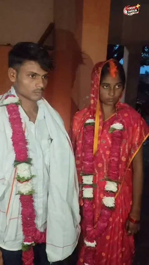 ❤️ दो साल का प्यार, मंदिर में हुई शादी
कौशांबी। पिपरी थाना क्षेत्र के शेरगढ़ गांव में प्रेम प्रसंग को लेकर मंगलवार रात विवाद हो गया। बताया गया कि जाठी निवासी आकाश पुत्र मूलचंद्र और शेरगढ़ निवासी सलोनी पुत्री बिहारी के बीच करीब दो साल से फोन पर बातचीत होती थी। दोनों के बीच प्रेम संबंध होने की बात सामने आई है।
मंगलवार रात आकाश अपनी चाची के घर शेरगढ़ पहुंचा था। इसी दौरान सलोनी से बातचीत करते हुए परिजनों की नजर पड़ गई और विवाद की स्थिति बन गई। सूचना पर पहुंची पुलिस आकाश को थाने ले गई।
बुधवार को दोनों पक्ष थाने पहुंचे और आपसी सहमति से विवाह के लिए राजी हो गए। इसके बाद तिल्हापुर मोड़ बाजार स्थित शिव मंदिर में दोनों ने शादी कर ली। शादी के बाद दोनों पक्षों में समझौता हो गया।
📍 कौशांबी की हर छोटी-बड़ी खबर के लिए हमारे पेज को फॉलो करें।
अमन केसरवानी | पत्रकार एवं अधिवक्ता
टुडे इंडिया प्लस, कौशांबी
@uppolice @inc_uttarpradesh @cmoffice_up @dmkaushambi @kaushambipolice