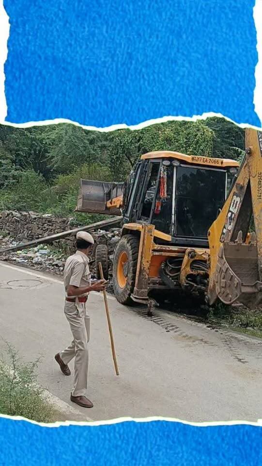 उदयपुर में हिस्ट्रीशीटर दिलीप नाथ पर बड़ी कार्रवाई, सरकारी जमीन से करोड़ों का अवैध अतिक्रमण ध्वस्त
उदयपुर में पुलिस और प्रशासन ने अपराधियों के खिलाफ बड़ी कार्रवाई करते हुए हिस्ट्रीशीटर दिलीप नाथ और उसके साथियों के अवैध अतिक्रमण को ध्वस्त कर दिया। एसपी डॉ. अमृता दुहन के निर्देशन में की गई इस कार्रवाई में सीसारमा निवासी 38 वर्षीय दिलीप नाथ द्वारा सरकारी जमीन पर किए गए अतिक्रमण को हटाया गया। पुलिस के अनुसार दिलीप नाथ हार्डकोर हिस्ट्रीशीटर है। संयुक्त कार्रवाई के दौरान सरकारी भूमि को अतिक्रमण से मुक्त कराया गया। पुलिस ने बताया कि ध्वस्त किए गए अतिक्रमण वाली जमीन की अनुमानित कीमत करीब एक करोड़ रुपए है। कार्रवाई के बाद इलाके में प्रशासन की सख्ती का संदेश गया।
#Udaipur #UdaipurPolice #AmritaDuhan #PoliceAction #HistorySheeter IllegalEncroachment