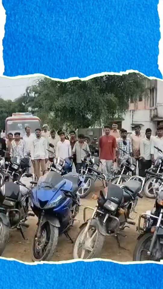 उदयपुर में अपराधियों पर पुलिस का बड़ा प्रहार, 572 ठिकानों पर दबिश; 156 आरोपी गिरफ्तार
उदयपुर में अपराधियों और अवैध गतिविधियों के खिलाफ पुलिस ने बड़ा अभियान चलाया। एसपी डॉ. अमृता दुहन के निर्देशन में 108 पुलिस टीमों के करीब 610 जवानों ने जिलेभर में 572 ठिकानों पर दबिश दी। कार्रवाई में 156 आरोपियों को गिरफ्तार किया गया और 180 पावर बाइक जब्त की गईं। पुलिस ने एनडीपीएस एक्ट के तहत 2 किलो 840 ग्राम गांजा, 102.10 ग्राम अफीम और 1.75 ग्राम एमडीएमए बरामद किया। इसके अलावा 40 स्थाई और 15 गिरफ्तारी वारंट का निस्तारण किया गया। पुलिस ने 82 हिस्ट्रीशीटर और 2 हार्डकोर अपराधियों के ठिकानों पर भी दबिश दी।
#Udaipur #UdaipurPolice #RajasthanPolice #PoliceAction #CrimeNews CrimeControl PoliceRaid