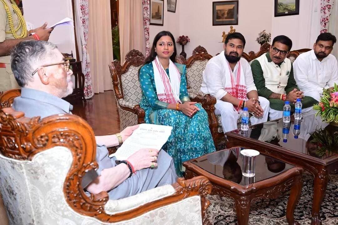 जातीय जनगणना में OBC के लिए अलग कॉलम की मांग, कांग्रेस ने किया राजभवन मार्च
#रांची: जातीय जनगणना में अन्य पिछड़ा वर्ग (OBC) के लिए अलग कॉलम शामिल करने की मांग को लेकर झारखंड कांग्रेस ने बुधवार को राजभवन मार्च किया। पार्टी की ओर से पहले ही 16 सितंबर को मार्च की घोषणा की गई थी।
मार्च के बाद कांग्रेस के प्रतिनिधिमंडल ने राज्यपाल से मुलाकात कर ज्ञापन सौंपा। कांग्रेस का कहना है कि जनगणना में OBC की आबादी का स्पष्ट आंकड़ा सामने आना जरूरी है, ताकि सामाजिक और आर्थिक स्थिति के आधार पर नीतियां तैयार करने में मदद मिल सके।
कांग्रेस नेताओं के मुताबिक, पार्टी की मांग है कि जनगणना-2027 के दूसरे चरण के प्रश्नावली में OBC के लिए अलग कॉलम शामिल किया जाए। प्रदेश कांग्रेस अध्यक्ष केशव महतो कमलेश ने भी इस मांग को लेकर मार्च की घोषणा की थी।
कार्यक्रम में अम्बा प्रसाद के अलावा प्रदेश कांग्रेस अध्यक्ष केशव महतो कमलेश, OBC कांग्रेस प्रभारी योगेंद्र योगी, प्रदेश OBC अध्यक्ष निशांत जायसवाल और पार्टी के अन्य नेता व विधायक शामिल हुए।
कांग्रेस ने कहा है कि OBC की वास्तविक जनसंख्या का आंकड़ा उपलब्ध होने से सामाजिक न्याय, प्रतिनिधित्व और कल्याणकारी योजनाओं से जुड़े नीतिगत फैसलों के लिए आधार तैयार होगा। यह कांग्रेस की ओर से रखी गई राजनीतिक मांग है।
#OBC #CasteCensus #OBCColumn #JharkhandCongress #RanchiNews #JharkhandNews #RajBhavanMarch #SocialJustice #CasteCensus2027 #OBCNews #Ranchi #Jharkhand #AmbaPrasad #KeshavMahatoKamlesh #NishantJaiswal #CongressNews #BreakingNews #LatestJharkhandNews #ViralNews