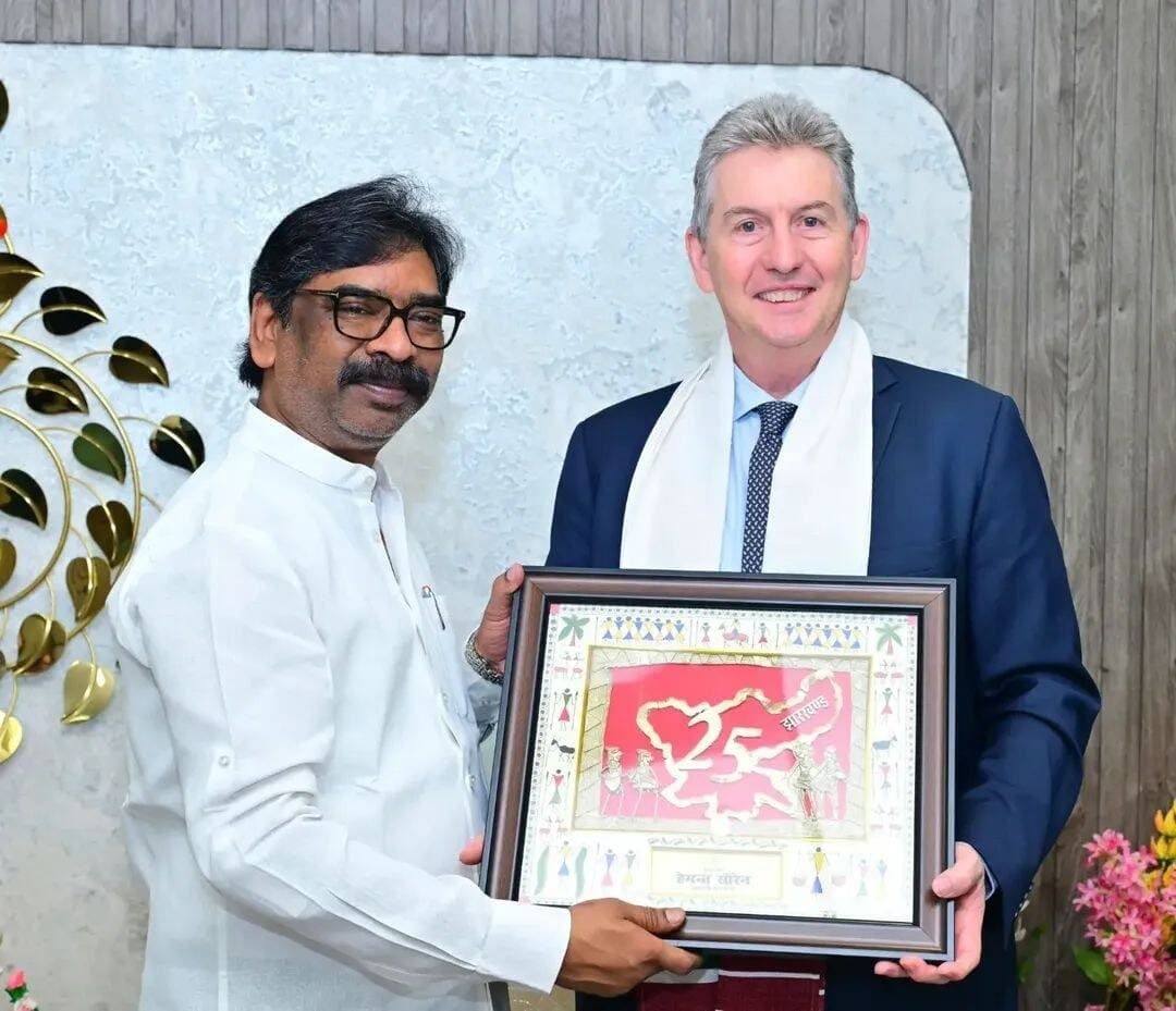 झारखंड-ऑस्ट्रेलिया साझेदारी को नई दिशा! CM हेमंत सोरेन की ऑस्ट्रेलियाई कंसुल-जनरल से मुलाकात
कोलकाता में झारखंड के मुख्यमंत्री हेमंत सोरेन ने ऑस्ट्रेलियाई कंसुल-जनरल श्री बर्नार्ड लिंच से मुलाकात की। इस दौरान झारखंड और ऑस्ट्रेलिया के बीच सहयोग और साझेदारी को मजबूत करने को लेकर रचनात्मक संवाद हुआ।
चर्चा में कौशल विकास और तकनीकी शिक्षा, टेक्नोलॉजी एवं इनोवेशन, खनिज, खेल और पर्यटन समेत कई क्षेत्रों में सहयोग की संभावनाओं पर बात हुई। साथ ही झारखंड और ऑस्ट्रेलिया की समृद्ध मूल संस्कृति एवं पारंपरिक ज्ञान प्रणालियों को लेकर भी विचार साझा किए गए।
मुख्यमंत्री के अनुसार, झारखंड के प्राकृतिक संसाधन, मानव पूंजी और मूल संस्कृति ऑस्ट्रेलिया की विशेषज्ञता, संस्थानों और उद्योगों के साथ साझेदारी के कई अवसर प्रदान करते हैं।
उन्होंने कहा कि आने वाले दिनों में इस संवाद को आगे बढ़ाते हुए मजबूत, स्थायी और पारस्परिक रूप से लाभकारी झारखंड-ऑस्ट्रेलिया साझेदारी को विकसित करने की दिशा में काम किया जाएगा।
#Jharkhand #HemantSoren #Australia #JharkhandAustraliaPartnership #BernardLynch #Ranchi #Kolkata #SkillDevelopment #TechnicalEducation #Technology #Innovation #Minerals #Tourism #Sports #TribalCulture #JharkhandNews #LatestNews #BreakingNews #TrendingNews #ViralNews #LoktantraBharat #NewsUpdate