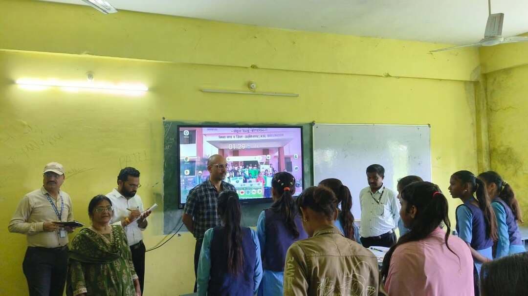 कलेक्टर ने ग्राम करैया राय में स्कूल,आंगनवाडी,गौशाला एवं राशन दुकान का किया निरीक्षण
--
कलेक्टर श्री साकेत मालवीय द्वारा बुधवार को भ्रमण के दौरान जनपद पंचायत अशोकनगर की ग्राम पंचायत करैया राय का निरीक्षण किया गया। इस दौरान आंगनवाडी केन्द्र का निरीक्षण किया गया। निरीक्षण के दौरान आंगनवाडी केन्द्र में आंगनवाडी कार्यकर्ता अनुपस्थित पाई गई । कार्यालय में पंजी अनुसार 03-06 वर्ष की आयु के 23 बच्चे दर्ज है परन्तु मात्र 5 बच्चे उपस्थित पाये गये। आंगनवाडी केन्द्र में 0-3 वर्ष के बच्चे के टीकाकरण, गर्भवती धात्री माताओं का टीकाकरण एवं आयुष्मान से संबंधित पंजी संधारित नही पाई गई। आंगनवाडी में भोजन, दलिया आदि गुणबत्तापूर्ण बांटने के निर्देश दिये तथा आंगनवाडी कार्यकर्ता ,आंगनवाडी सहायिका एवं सेक्टर सुपरवाईजर को कारण बताओ सूचना पत्र जारी करने एवं अवकाश पर गये कर्मचारियों की जानकारी प्रत्येक दिवस दिये जाने के निर्देश दिये गये।
उन्होंने शासकीय विद्यालय करैया राय का निरीक्षण किया गया। निरीक्षण के दौरान शौचालय निर्माण कार्य प्रगतिरत पाया गया तथा निर्माणाधीन शौचालय हेतु उपयोग की जाने वाली सामग्री एक कमरे में पाई गई। माध्यमिक विद्यालय के पास संचालित गुटखा तंबाकू की दुकान को तत्काल हटवाया गया । समस्त स्कूलों में सभी विषयों की निरंतर पढाई कराने तथा जर्जर भवनों को गिराये जाने की कार्यवाही करने एवं निर्माणाधीन शौचालयों को पूर्ण कराने के निर्देश दिये गये। उन्होंने स्कूल बच्चों को मध्यान्ह भोजन सही एवं गुणवत्तापूर्ण भोजन वितरण किये जाने के निर्देश दिये ।
निरीक्षण के दौरान गौशाला में संचालन संबंधी कोई दस्तावेज पंजी इत्यादि नहीं पाई गई एवं निरीक्षण पंजी नहीं पाई गई। गौशाला में पशु चिकित्सक को नियमित गौशाला का भ्रमण कर निरीक्षण पंजी, आय-व्यय पंजी संधारित किया जाने, प्रत्येक गौशाला में टेगिंग करने एवं प्रत्येक ग्राम पंचायत में गौ-समाधि स्थल बनाने के निर्देश दिये गये ।
उन्होंने राशन दुकान-का निरीक्षण किया गया। जिसमें राशन की दुकान निजी स्थान पर संचालित होना पाया गया एवं जिस भवन में राशन की दुकान संचालित की जा रही थी उस भवन में किराना दुकान संचालित होना पाया गया। इस संबंध में संचालक को कारण बताओ सूचना पत्र जारी करने के निर्देश दिये गये।
#AshokNagar