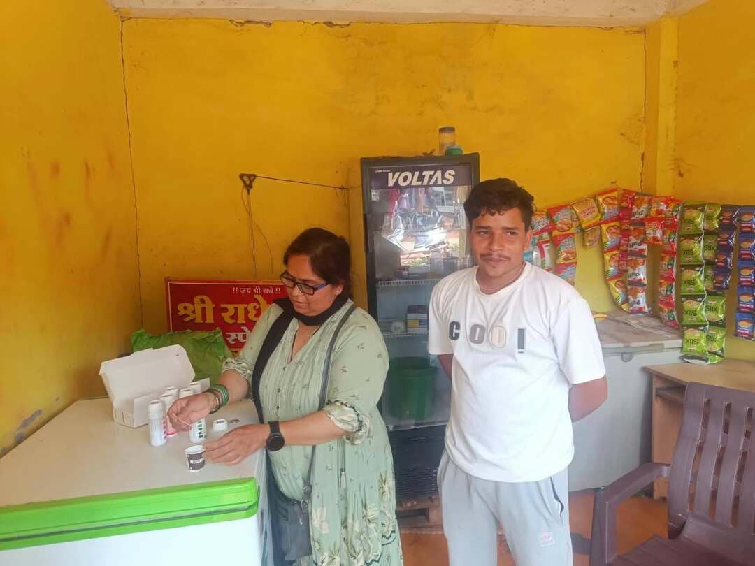 रैपिड टेस्ट किट से लगातार दुग्ध एवं दुग्ध उत्पादों की गुणवत्ता की जांच पनीर का लिया नमूना
--
कलेक्टर श्री साकेत मालवीय के निर्देशानुसार खाद्य सुरक्षा प्रशासन द्वारा रैपिड टेस्ट किट के माध्यम से जिले एवं तहसीलों में लगातार दुग्ध एवं दुग्ध उत्पादों की जांच मौके पर ही की जा रही है । रैपिड टेस्ट किट से तुरंत ही मौके पर दुग्ध एवं दुग्ध उत्पादों में यदि कोई केमिकल जैसे हाइड्रोजन परॉक्साइड,यूरिया,सॉल्ट, ग्लूकोज,माल्टोडेक्सट्रिन की मिलावट की गयी हो तो उसकी जांच हो जाती है । यद्यपि जिले में अभी तक केमिकल युक्त दुग्ध एवं दुग्ध उत्पाद पाये जाना नही पाया गया है। प्रशासन के द्वारा लगातार इस बात की मॉनीटरिंग की जा रही है कि जिले में केमिकल युक्त दुग्ध एवं दुग्ध उत्पादों का विक्रय नहीं हो पाये । खाद्य सुरक्षा प्रशासन द्वारा इसी क्रम में मंगलवार को ईसागढ में स्थित डेयरियों राधे रानी दूध डेयरी,अर्णव दूध डेयरी,बृजवासी दूध डेयरी,महादेव दूध डेयरी का निरीक्षण किया गया तथा मौके पर ही दुग्ध एवं दुग्ध उत्पादों में केमिकल की जांच की गयी । मौके पर की गयी प्राथमिक जांच में किसी भी केमिकल के मिलावट की पुष्टि नहीं हुयी है । निरीक्षण के दौरान खाद्य सुरक्षा अधिकारी द्वारा यादव भोजनालय से मटर पनीर की सब्जी तथा राधे रानी दूध डेयरी से पनीर का नमूना लिया जाकर जांच हेतु भेजा गया है ।
#AshokNagar