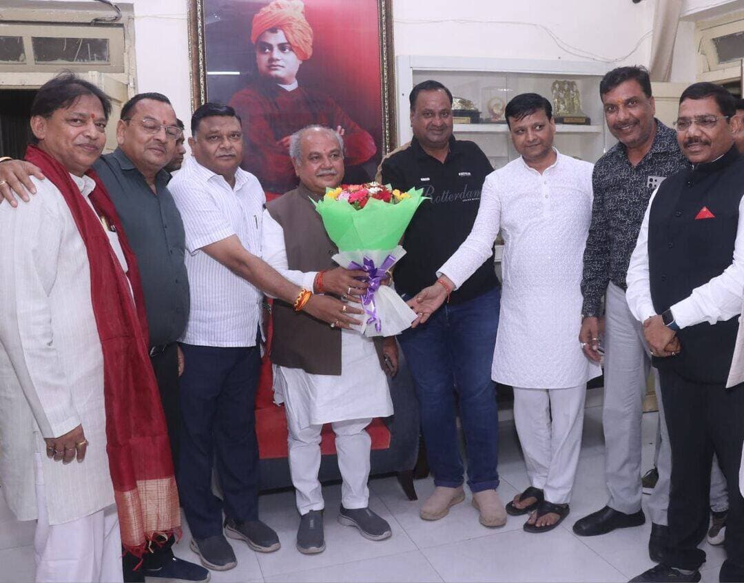 विधानसभा अध्यक्ष तोमर से मिली मुरैना की कैट टीम, शपथग्रहण समारोह में शामिल होने का न्यौता दिया👇
कैट टीम मुरैना, कैट मध्यप्रदेश अध्यक्ष भूपेन्द्र जैन एवं उपाध्यक्ष चंद्रप्रकाश शिवहरे, योगेशपाल गुप्ता पूर्व जिलाध्यक्ष भाजपा के साथ म.प्र. विधानसभा अध्यक्ष नरेन्द्र सिंह तोमर से उनके निवास स्थित कार्यालय पर मुलाकात की। जिलाध्यक्ष कैट मुरैना संजय अग्रवाल, सचिव मोहन सिंघल,कोषाध्यक्ष मुकेश गोयल एवं उपाध्यक्ष कौशल सिंघल तथा रवि गुप्ता ने व्यापारियों के हित में किये जाने वाले कार्यों एवं नवीन कार्यकारिणी के अक्टूबर में होने वाले शपथ ग्रहण समारोह के बारे में विधानसभा अध्यक्ष से चर्चा की और उन्हें शपथ ग्रहण समारोह में उपस्थित रहने का आग्रह किया।
