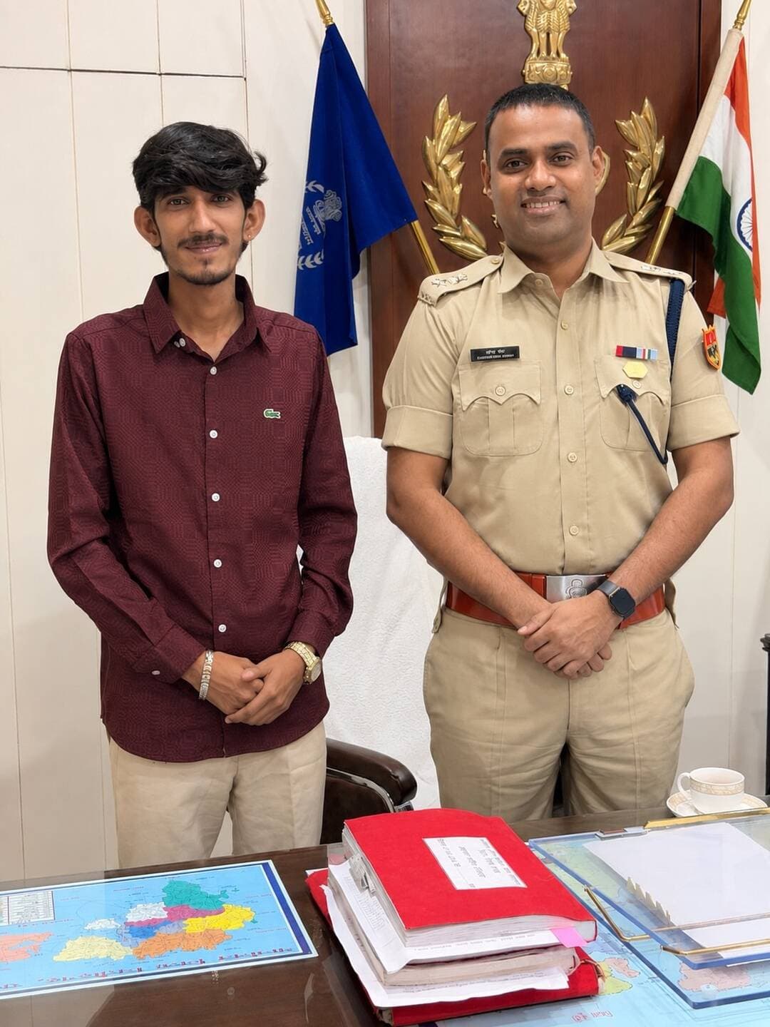 चित्तौड़गढ़ एसपी साहब श्रीमान धर्मेंद्र सिंह यादव जी से शिष्टाचार भेंट एवं आत्मीय मुलाक़ात हुई।
राजस्थान पुलिस की सेवा, सुरक्षा और जनविश्वास के प्रति समर्पण को नमन।
जनसेवा एवं कानून-व्यवस्था के लिए राजस्थान पुलिस का योगदान सदैव सराहनीय है। 🇮🇳🚔
श्री धर्मेंद्र सिंह यादव जी को सफल एवं गौरवपूर्ण कार्यकाल के लिए हार्दिक शुभकामनाएँ। 🙏
#rajasthanpolice #ips #chittorgarh #chittorgarhpolice #fyp