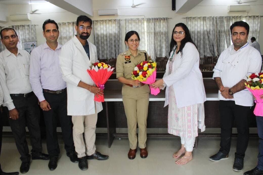 पुलिस कर्मियों के स्वास्थ्य के प्रति संवेदनशील पहल जारी — पुलिस लाइन फतेहाबाद में मेगा हेल्थ चेकअप कैंप आयोजित
— पुलिस अधीक्षक श्रीमती निकिता खट्टर, आईपीएस ने किया स्वास्थ्य शिविर का शुभारंभ, पुलिस अधिकारियों, कर्मचारियों एवं उनके परिजनों के लिए विशेष आयोजन
— सफरा अस्पताल, हिसार के विशेषज्ञ चिकित्सकों को प्रशंसा प्रमाण-पत्र एवं स्मृति-चिह्न देकर किया सम्मानित, 260 से अधिक पुलिसकर्मियों व परिजनों ने करवाई स्वास्थ्य जांच
फतेहाबाद, 16 सितंबर। (राष्ट्रीय कदम) ब्यूरो: पुलिस अधिकारियों एवं कर्मचारियों के स्वास्थ्य, कल्याण और बेहतर जीवनशैली को प्राथमिकता देते हुए *पुलिस अधीक्षक श्रीमती निकिता खट्टर, आईपीएस* के मार्गदर्शन में पुलिस लाइन सभागार, फतेहाबाद में मेगा हेल्थ चेकअप कैंप का आयोजन किया गया। इस अवसर पर पुलिस अधीक्षक ने शिविर का विधिवत शुभारंभ किया तथा पुलिसकर्मियों एवं उनके परिजनों से सीधा संवाद कर उन्हें विशेषज्ञ चिकित्सकों की सेवाओं का लाभ उठाने के लिए प्रेरित किया। शिविर में 260 से अधिक पुलिस अधिकारियों, कर्मचारियों एवं उनके पारिवारिक सदस्यों ने स्वास्थ्य जांच करवाकर विशेषज्ञ चिकित्सकों से परामर्श प्राप्त किया।
*पुलिस अधीक्षक श्रीमती निकिता खट्टर* ने कहा कि पुलिसकर्मी दिन-रात कानून व्यवस्था बनाए रखने, अपराधों की रोकथाम तथा आमजन की सुरक्षा में निरंतर अपनी सेवाएं देते हैं। चुनौतीपूर्ण ड्यूटी और व्यस्त दिनचर्या के बीच उनके स्वास्थ्य का ध्यान रखना भी बेहद आवश्यक है। इसी उद्देश्य से पुलिसकर्मियों एवं उनके परिवारों को एक ही स्थान पर विशेषज्ञ स्वास्थ्य सेवाएं उपलब्ध करवाने के लिए इस विशेष शिविर का आयोजन किया गया।
*सफरा अस्पताल के विशेषज्ञ चिकित्सकों ने दी सेवाएं*
स्वास्थ्य शिविर में *सफरा अस्पताल, हिसार* के विभिन्न रोगों के विशेषज्ञ चिकित्सकों ने अपनी सेवाएं प्रदान कीं। शिविर में *डॉ. अमित सैनी, हड्डी रोग विशेषज्ञ* ने हड्डी एवं जोड़ संबंधी समस्याओं की जांच की। *डॉ. राजेश यादव, फेफड़ा रोग विशेषज्ञ* ने छाती एवं श्वास रोगों से संबंधित मरीजों को चिकित्सकीय परामर्श दिया।
इसी प्रकार *डॉ. ईशिका नैन, स्त्री रोग विशेषज्ञ* ने महिला रोगों से संबंधित स्वास्थ्य जांच एवं परामर्श दिया। *डॉ. तरुण गेरा, मुख एवं जबड़ा रोग विशेषज्ञ* ने दंत एवं मुख संबंधी समस्याओं की जांच की, जबकि *डॉ. दिनेश सहगल, हृदय रोग विशेषज्ञ* ने हृदय संबंधी रोगों की जांच कर आवश्यक चिकित्सकीय सलाह दी।
*विशेषज्ञ चिकित्सकों को किया सम्मानित*
शिविर के सफल आयोजन में सहयोग देने तथा पुलिस अधिकारियों, कर्मचारियों एवं उनके परिजनों को विशेषज्ञ स्वास्थ्य सेवाएं उपलब्ध करवाने के लिए पुलिस अधीक्षक श्रीमती निकिता खट्टर, आईपीएस ने सफरा अस्पताल, हिसार के विशेषज्ञ चिकित्सकों को प्रशंसा प्रमाण-पत्र एवं स्मृति-चिह्न भेंट कर सम्मानित किया। उन्होंने चिकित्सकों द्वारा प्रदान की गई सेवाओं की सराहना करते हुए उनके सहयोग के लिए आभार व्यक्त किया।
*नि:शुल्क स्वास्थ्य जांच एवं चिकित्सकीय परामर्श*
कैंप के दौरान पुलिसकर्मियों एवं उनके परिवार के सदस्यों के लिए रक्तचाप, रक्त शर्करा, ईसीजी तथा रक्त जांच सहित विभिन्न स्वास्थ्य परीक्षण नि:शुल्क किए गए। विशेषज्ञ चिकित्सकों ने जांच के दौरान सामने आई स्वास्थ्य समस्याओं के आधार पर संबंधित व्यक्तियों को आवश्यक उपचार, खान-पान, व्यायाम तथा नियमित स्वास्थ्य जांच से संबंधित महत्वपूर्ण सुझाव भी दिए।
शिविर में हड्डी एवं जोड़ रोग, छाती एवं श्वास रोग, महिला रोग, दंत एवं मुख रोग तथा हृदय रोग से संबंधित समस्याओं पर विशेष रूप से स्वास्थ्य परीक्षण किया गया। चिकित्सकों की सलाह के अनुसार जरूरतमंद व्यक्तियों को आवश्यक दवाइयां भी नि:शुल्क उपलब्ध करवाई गईं।
*समय पर स्वास्थ्य जांच बेहद जरूरी*
स्वास्थ्य विशेषज्ञों ने पुलिसकर्मियों को बताया कि व्यस्त दिनचर्या, अनियमित खान-पान, पर्याप्त नींद की कमी तथा लगातार ड्यूटी के कारण कई बार स्वास्थ्य संबंधी समस्याएं धीरे-धीरे बढ़ सकती हैं। ऐसे में समय-समय पर स्वास्थ्य जांच करवाने से बीमारियों की शुरुआती अवस्था में पहचान कर उचित उपचार लिया जा सकता है। चिकित्सकों ने सभी को नियमित व्यायाम, संतुलित आहार और स्वस्थ जीवनशैली अपनाने के लिए भी प्रेरित किया।
*पुलिस परिवार के स्वास्थ्य और कल्याण को प्राथमिकता*
पुलिस अधिकारियों एवं कर्मचारियों ने स्वास्थ्य शिविर को उपयोगी बताते हुए कहा कि एक ही स्थान पर विभिन्न विशेषज्ञ चिकित्सकों की सेवाएं और स्वास्थ्य जांच उपलब्ध होने से उन्हें काफी सुविधा मिली। इस प्रकार के आयोजन पुलिसकर्मियों को अपने स्वास्थ्य के प्रति जागरूक करने के साथ-साथ उनके मनोबल और कार्यक्षमता पर भी सकारात्मक प्रभाव डालते हैं।
इस अवसर पर डीएसपी रतिया कुलवंत सिंह तथा डीएसपी ट्रैफिक जय सिंह सहित अन्य पुलिस अधिकारी एवं कर्मचारी भी मौजूद रहे।
पुलिस अधीक्षक *श्रीमती निकिता खट्टर, आईपीएस* ने कहा कि पुलिस अधिकारी और कर्मचारी पूरी निष्ठा के साथ आमजन की सेवा और सुरक्षा में लगे रहते हैं। ऐसे में उनका स्वस्थ रहना बेहद जरूरी है। फतेहाबाद पुलिस अपने अधिकारियों, कर्मचारियों एवं उनके परिवारों के स्वास्थ्य और कल्याण को प्राथमिकता देती है तथा भविष्य में भी इस प्रकार की कर्मचारी-हितैषी पहलें निरंतर जारी रखी जाएंगी।