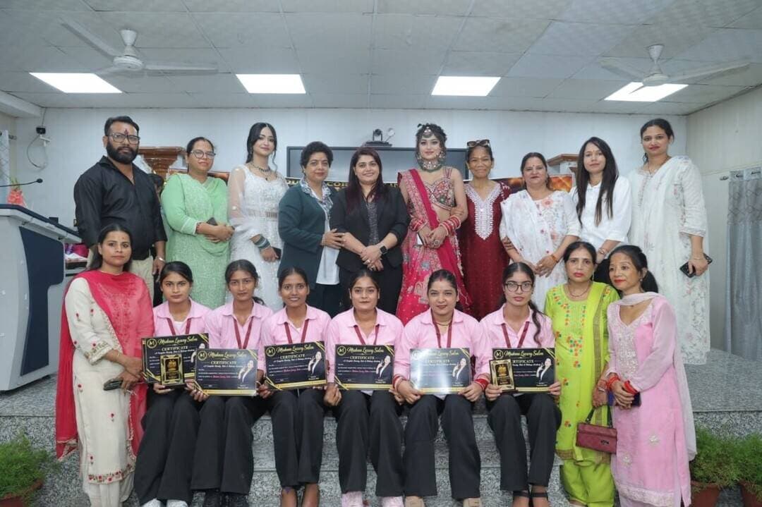 प्रोफेशनल मेकअप एवं हेयरस्टाइल पर एक दिवसीय सेमिनार आयोजित
यमुनानगर। (राष्ट्रीय कदम) ब्यूरो: गुरु नानक गर्ल्स कॉलेज, यमुनानगर के ब्यूटी कल्चर एवं कॉस्मेटोलॉजी विभाग की ओर से विद्यार्थियों को सौंदर्य प्रसाधन एवं हेयर स्टाइलिंग के क्षेत्र में व्यावसायिक ज्ञान और व्यावहारिक कौशल प्रदान करने के उद्देश्य से “प्रोफेशनल मेकअप एवं हेयरस्टाइल” विषय पर एक दिवसीय निःशुल्क सेमिनार का आयोजन किया गया। कार्यक्रम कॉलेज महासचिव मनोरंजन सिंह साहनी, कॉलेज निर्देशिका डॉ. वरिंदर गांधी तथा प्राचार्या डॉ. सुखविंदर कौर के दिशा-निर्देशन में आयोजित हुआ।
सेमिनार में प्रोफेशनल मेकअप आर्टिस्ट श्रीमती पूनम बाली तथा प्रोफेशनल हेयर स्टाइलिस्ट सुश्री स्वाति बाली ने रिसोर्स पर्सन के रूप में विद्यार्थियों का मार्गदर्शन किया। विशेषज्ञों ने विद्यार्थियों को मेकअप एवं हेयर स्टाइलिंग की नवीन तकनीकों, आधुनिक ट्रेंड्स तथा इस क्षेत्र में उपलब्ध विभिन्न व्यावसायिक संभावनाओं की जानकारी दी।
कार्यक्रम का मुख्य आकर्षण लाइव मेकअप एवं एडवांस हेयरस्टाइल की स्टेज पर प्रत्यक्ष प्रस्तुति रहा। रिसोर्स पर्सन्स ने लाइव डेमोंस्ट्रेशन के माध्यम से मेकअप की विभिन्न तकनीकों तथा एडवांस हेयरस्टाइल को चरणबद्ध तरीके से समझाया। विद्यार्थियों ने इन तकनीकों को करीब से देखकर उनके व्यावहारिक पहलुओं को समझा तथा विशेषज्ञों से अपने प्रश्नों के उत्तर भी प्राप्त किए।
लाइव डेमोंस्ट्रेशन में विद्यार्थियों ने उत्साहपूर्वक भाग लिया। इस दौरान खुशबू ने प्रथम, महक ने द्वितीय तथा मुस्कान ने तृतीय स्थान प्राप्त किया। विजेता विद्यार्थियों के प्रदर्शन की सराहना की गई।
विभाग की ओर से कहा गया कि इस प्रकार के व्यावहारिक एवं कौशल-आधारित कार्यक्रम विद्यार्थियों को आत्मनिर्भर बनने, रोजगार के नए अवसर तलाशने तथा ब्यूटी एवं कॉस्मेटोलॉजी के क्षेत्र में करियर बनाने के लिए प्रेरित करते हैं। ऐसे आयोजन विद्यार्थियों में रचनात्मकता, आत्मविश्वास और व्यावसायिक दक्षता विकसित करने में महत्वपूर्ण भूमिका निभाते हैं।
कार्यक्रम के अंत में रिसोर्स पर्सन्स का आभार व्यक्त किया गया। आयोजकों ने कहा कि विशेषज्ञों के अनुभव एवं व्यावहारिक ज्ञान से विद्यार्थियों को निश्चित रूप से लाभ मिला और सेमिनार ने उन्हें आधुनिक सौंदर्य एवं हेयर स्टाइलिंग के क्षेत्र की नई तकनीकों से परिचित करवाया।