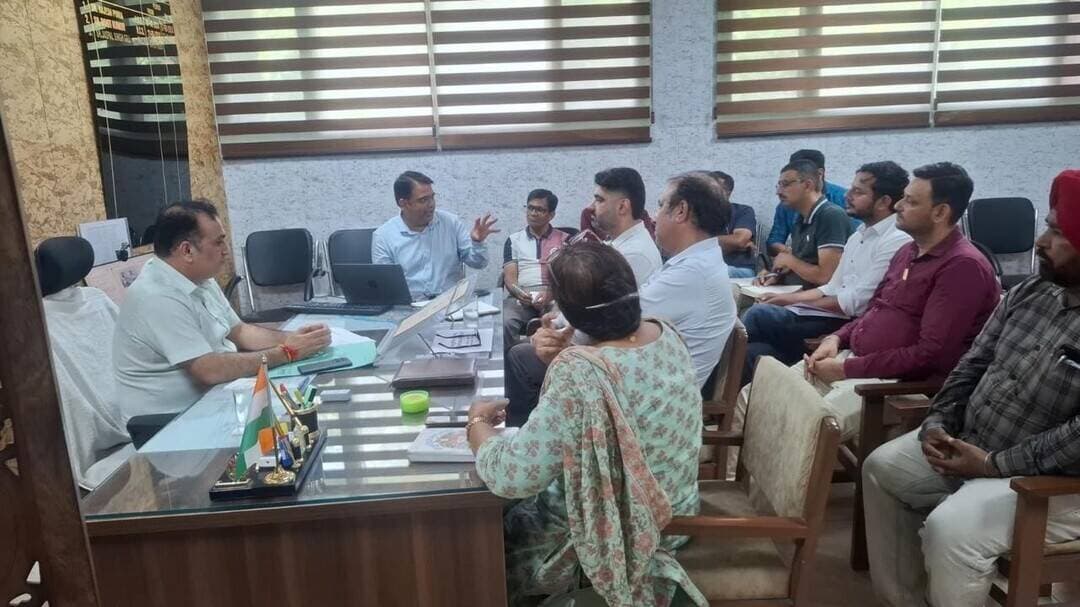 एनीमिया मुक्त हरियाणा अभियान छछरौली में उपमंडल समन्वय समिति की महत्वपूर्ण बैठक संपन्न
एसडीएम जसपाल सिंह गिल ने दिए निर्देश, छछरौली के सभी निजी स्कूलों में होगी विद्यार्थियों के हीमोग्लोबिन की जांच
छछरौली, 16 सितंबर- (राष्ट्रीय कदम) ब्यूरो: शारीरिक और मानसिक विकास में सबसे बड़ी बाधा बनकर उभर रही एनीमिया (खून की कमी) की बीमारी को जड़ से उखाड़ने के लिए छछरौली प्रशासन ने कमर कस ली है। एनीमिया मुक्त हरियाणा कार्यक्रम को धरातल पर प्रभावी ढंग से लागू करने के उद्देश्य से आज छछरौली में उपमंडल समन्वय समिति की एक महत्वपूर्ण बैठक आयोजित की गई।
इस बैठक की अध्यक्षता उपमंडल अधिकारी (नागरिक) छछरौली जसपाल सिंह गिल ने की जिसमें स्वास्थ्य, शिक्षा, तथा महिला एवं बाल विकास विभाग के प्रमुख अधिकारियों के साथ-साथ निजी स्कूलों के प्रतिनिधियों ने भी विशेष रूप से भाग लिया। बैठक के दौरान एसएमओ छछरौली डॉ. वागीश गुटेन और एसएमओ प्रतापनगर डॉ. जतिंदर सिंह ने अपने-अपने खंड (ब्लॉक) की प्रगति रिपोर्ट प्रस्तुत की। इसके साथ ही, उन्होंने आगामी 100 दिवसीय एनीमिया नियंत्रण अभियान के लिए एक विस्तृत माइक्रो प्लान भी साझा किया।
आपसी तालमेल से ही एनीमिया पर प्रहार संभव
बैठक की अध्यक्षता करते हुए एसडीएम जसपाल सिंह गिल ने स्पष्ट किया कि एनीमिया महज एक बीमारी नहीं है, बल्कि यह एक गंभीर सामाजिक और जनस्वास्थ्य की चुनौती है। उन्होंने कहा कि इस गंभीर समस्या को किसी एक विभाग के भरोसे नहीं छोड़ा जा सकता। इसके प्रभावी नियंत्रण और उन्मूलन के लिए स्वास्थ्य, शिक्षा और महिला एवं बाल विकास विभाग के साथ-साथ निजी स्कूलों को एक टीम की तरह आपसी तालमेल और समन्वय के साथ काम करना होगा।
निजी स्कूलों के लिए निर्देश जारी
हरियाणा सरकार द्वारा संचालित एनीमिया मुक्त हरियाणा अभियान के तहत बच्चों एवं किशोर-किशोरियों में एनीमिया की समय पर पहचान, उपचार और रोकथाम सुनिश्चित करना प्रशासन की सर्वोच्च प्राथमिकता है। इस दिशा में एक बड़ा कदम उठाते हुए छछरौली उपमण्डल के अंतर्गत आने वाले सभी निजी विद्यालयों के प्रधानाचार्यों और मुख्याध्यापकों को निर्देश दिए गए हैं। प्रशासन ने निर्देशित किया है कि सभी निजी स्कूल अपने यहाँ अध्ययनरत सभी विद्यार्थियों का हीमोग्लोबिन परीक्षण स्वास्थ्य विभाग की टीम के समन्वय से करवाना सुनिश्चित करें।
कमजोर विद्यार्थियों को मिलेगा त्वरित उपचार
अभियान के तहत केवल जांच ही नहीं, बल्कि उपचार पर भी पूरा जोर दिया जाएगा। निर्देश दिए गए हैं कि जांच के दौरान जिन विद्यार्थियों में हीमोग्लोबिन का स्तर सामान्य से कम पाया जाता है, उन विद्यार्थियों को आवश्यक परामर्श एवं उपचार के लिए तुरंत नजदीकी स्वास्थ्य संस्थान या चिकित्सकीय टीम से जोड़ा जाए।
प्रशासन की अपील
उपमंडल प्रशासन ने सभी निजी विद्यालयों से अपील की है कि वे इस अभियान को जन-स्वास्थ्य एवं विद्यार्थियों के सुनहरे भविष्य के हित में सर्वोच्च प्राथमिकता दें। इस पुनीत कार्य में स्वास्थ्य विभाग की टीमों के साथ पूर्ण समन्वय स्थापित कर एनीमिया मुक्त हरियाणा के लक्ष्य को साकार करने में अपना योगदान दें।