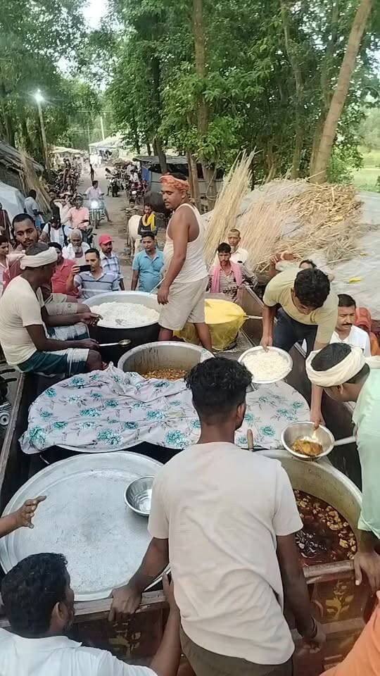 बाढ़ प्रभावित इलाकों में मोहनाचांदपुर के सरपंच मो इरशाद के द्वारा मुर्गा चावल का वितरण