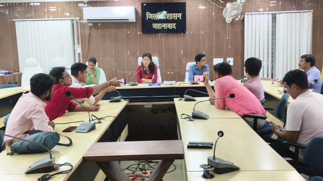 आशीर्वाद के दीये से शुरू होगा सेवा संकल्प अभियान, 200 स्थानों पर होंगे कार्यक्रम
जहानाबाद : सेवा, समर्पण और जनभागीदारी के संदेश को जन-जन तक पहुंचाने के लिए जिले में 17 सितंबर से 17 अक्टूबर तक सेवा संकल्प अभियान चलाया जाएगा। अभियान की शुरुआत गुरुवार को जिले के करीब 200 स्थानों पर ‘आशीर्वाद का दीया’ जलाकर की जाएगी। इनमें गांधी मैदान, विश्वप्रसिद्ध बराबर गुफा, कारगिल चौक, अंबेडकर चौक और संगम घाट समेत जिले के 31 प्रमुख स्थल शामिल हैं।
बुधवार को जिला पदाधिकारी छिरिंग वाई भूटिया ने प्रिंट एवं सोशल मीडिया प्रतिनिधियों के साथ प्रेस वार्ता में अभियान की रूपरेखा और कार्यक्रमों की जानकारी दी। उन्होंने बताया कि राज्य सरकार के निर्देश पर आयोजित अभियान का उद्देश्य ‘जनसेवा ही मुख्य सेवा’ के संदेश को जिला मुख्यालय से लेकर पंचायत और गांव स्तर तक पहुंचाना है।
गांधी मैदान में ‘आशीर्वाद का दीया’ कार्यक्रम कला एवं संस्कृति मंत्री के नेतृत्व में होगा, जबकि बराबर गुफा में कार्यक्रम का नेतृत्व जिला पदाधिकारी करेंगी। अभियान के दौरान विद्यालयों और महाविद्यालयों में सेवा चित्र, ड्राइंग और भाषण प्रतियोगिताएं होंगी। ‘सेवा स्मरण’ के तहत नुक्कड़ नाटक व सांस्कृतिक कार्यक्रम, आंगनबाड़ी केंद्रों पर ‘आंगन का मिलन’, सरकारी योजनाओं से लाभान्वित लोगों की ‘कहानी बदलाव की’ और गांवों तक ‘सेवा ज्योति यात्रा’ निकाली जाएगी।
जिला पदाधिकारी ने लोगों से ‘आशीर्वाद का दीया’ कार्यक्रम में भाग लेने और सेवा संकल्प अभियान के संदेश को गांव-गांव तक पहुंचाने में सहयोग करने की अपील की