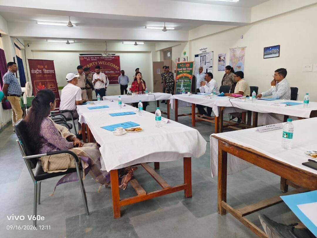 पीएम श्री केंद्रीय विद्यालय में प्रबंधन समिति की बैठक, पढ़ाई और सुविधाओं में सुधार पर जोर
जहानाबाद : पीएम श्री केंद्रीय विद्यालय, ऐनवा में बुधवार को विद्यालय प्रबंधन समिति की बैठक हुई। जिला पदाधिकारी छिरिङ वाई भूटिया की अध्यक्षता में आयोजित बैठक में विद्यालय की शैक्षणिक प्रगति के साथ-साथ आधारभूत सुविधाओं को बेहतर बनाने पर विस्तार से चर्चा की गई।
बैठक में विद्यालय के बजट, आवश्यक उपकरण व फर्नीचर की खरीद, दो इंटरैक्टिव पैनल लगाने, विद्यालय तक पहुंच पथ की मरम्मत, रंग-रोगन, निर्बाध बिजली आपूर्ति और सीमा दीवार का निर्माण पूरा कराने जैसे मुद्दे प्रमुखता से उठाए गए।
जिला पदाधिकारी ने आगामी बोर्ड परीक्षाओं में विद्यार्थियों के प्रदर्शन को बेहतर बनाने के लिए शिक्षकों को विशेष प्रयास करने का निर्देश दिया। उन्होंने कहा कि विद्यार्थियों की शैक्षणिक उपलब्धि में सुधार के साथ विद्यालय का वातावरण भी बेहतर बनाया जाना चाहिए। आधारभूत सुविधाओं से जुड़े कार्यों को प्राथमिकता और समयबद्ध तरीके से पूरा करने पर भी जोर दिया गया।
बैठक में 17 सितंबर से 17 अक्टूबर तक चलने वाले ‘सेवा संकल्प अभियान’ पर भी चर्चा हुई। डीएम ने विद्यार्थियों की सक्रिय भागीदारी सुनिश्चित करने तथा देशव्यापी चित्रकला और वाद-विवाद प्रतियोगिताओं में अधिक से अधिक विद्यार्थियों को शामिल कराने के लिए प्रोत्साहित करने को कहा।
बैठक में प्राचार्य रवीन्द्र राम, डीएवी के प्राचार्य केके पांडेय, जवाहर नवोदय विद्यालय के प्राचार्य राम शरण सहित विद्यालय प्रबंधन समिति के सदस्य, अभिभावक प्रतिनिधि और शिक्षक प्रतिनिधि उपस्थित रहे।