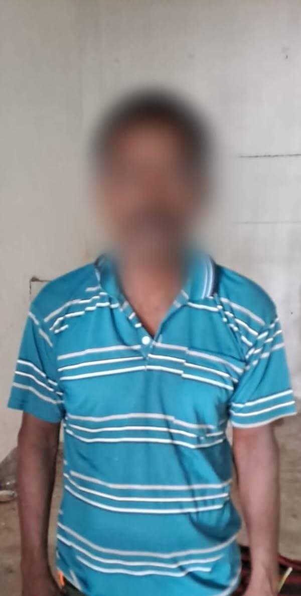 शराब निर्माण व बिक्री के आरोप में दो गिरफ्तार
जहानाबाद : मखदुमपुर थाना पुलिस ने शराब निर्माण एवं बिक्री के आरोप में दो आरोपितों को गिरफ्तार किया है। गिरफ्तार आरोपितों में आजाद बिगहा निवासी उदल बिंद (51) और गैना मांझी उर्फ नवलेश मांझी (32) शामिल हैं।
पुलिस के अनुसार उदल बिंद मखदुमपुर थाना कांड संख्या-764/26, दिनांक 15 सितंबर 2026 का आरोपित है। वहीं गैना मांझी उर्फ नवलेश मांझी के खिलाफ मखदुमपुर थाना कांड संख्या-334/26, दिनांक 25 अप्रैल 2026 दर्ज है। दोनों आजाद बिगहा गांव के रहने वाले हैं। पुलिस ने शराब के निर्माण और बिक्री के आरोप में दोनों को गिरफ्तार किया है। मामले में आगे की कानूनी कार्रवाई की जा रही है।