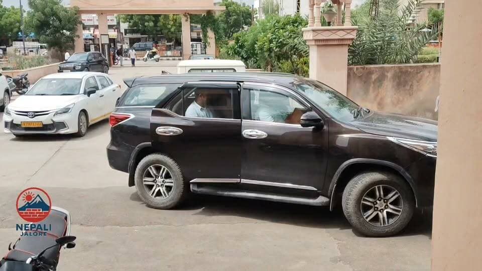 जालोर में सभापति के लिए चार नामांकन : भाजपा ने जयसिंह और कांग्रेस ने बंशीलाल माली को उम्मीदवार बनाया। जालोर नगर परिषद में सभापति पद के लिए नामांकन के अंतिम दिन चार उम्मीदवारों ने पर्चे दाखिल किए। कांग्रेस की ओर से वार्ड 32 से विजयी शोभा सुंदेशा, सैय्यद मुमताज अली और बंशीलाल माली ने नामांकन भरा, जबकि भाजपा की ओर से जयसिंह ने पर्चा दाखिल किया। कांग्रेस ने तीनों नामांकन में से बंशीलाल माली को अपना उम्मीदवार बनाया है। वहीं, भाजपा ने जयसिंह को प्रत्याशी बनाया है। ऐसे में अब सभापति पद के लिए जयसिंह और बंशीलाल माली के बीच सीधा मुकाबला होगा। सभापति पद के लिए कांग्रेस से तीन दावेदारों ने नामांकन दाखिल किया था। इनमें शोभा सुंदेशा, सैय्यद मुमताज अली और बंशीलाल माली शामिल थे। पार्टी ने मंथन के बाद बंशीलाल माली को उम्मीदवार बनाया है। जालोर के 40 वार्डों में 14 पर बीजेपी, 19 पर कांग्रेस और 7 पर अन्य ने जीत दर्ज की है। यहां किंग मेकर निर्दलीय होंगे। फिलहाल ये देखना होगा कि बोर्ड कौनसी पार्टी बनाती है।