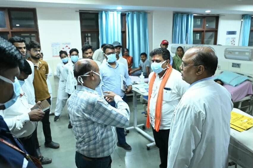 उप मुख्यमंत्री श्री विजय शर्मा ने एम्स रायपुर में सड़क हादसे के घायलों से मुलाकात कर उनका हाल जाना और परिजनों को हर संभव सहायता का भरोसा दिलाया।
विशेषज्ञ चिकित्सकों से उपचार की जानकारी लेकर घायलों को बेहतर इलाज उपलब्ध कराने के निर्देश दिए।