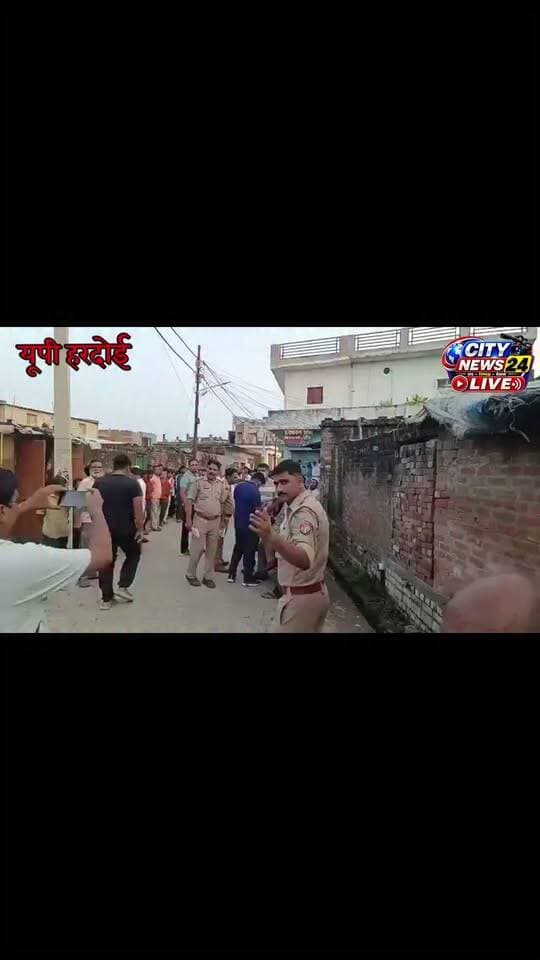 🚨 BREAKING NEWS | हरदोई
🔴 पति पर पत्नी की धारदार हथियार से हत्या का आरोप
हरदोई। कोतवाली शहर क्षेत्र के इस्लामनगर टिलिया मोहल्ले में एक महिला की हत्या से सनसनी फैल गई। पुलिस के मुताबिक, 28 वर्षीय नगमा पर सोते समय चाकू से हमला किया गया, जिसमें उसकी मौत हो गई।
🔴 शक बना विवाद की वजह?
प्रारंभिक पुलिस जांच में सामने आया है कि पति को पत्नी के चरित्र पर शक था। इसी बात को लेकर दोनों के बीच अक्सर विवाद होने की बात सामने आई है।
पुलिस ने आरोपी पति को हिरासत में लेकर पूछताछ शुरू कर दी है। मामले की जांच जारी है और हत्या के पीछे की पूरी वजह पुलिस जांच के बाद ही स्पष्ट होगी।
📍 स्थान: इस्लामनगर टिलिया, हरदोई
📰 City News 24 Live | जनता की बुलंद आवाज
#Hardoi #BreakingNews #HardoiNews #CrimeNews #CityNews24Live #हरदोई #हत्या #ब्रेकिंग_न्यूज़
