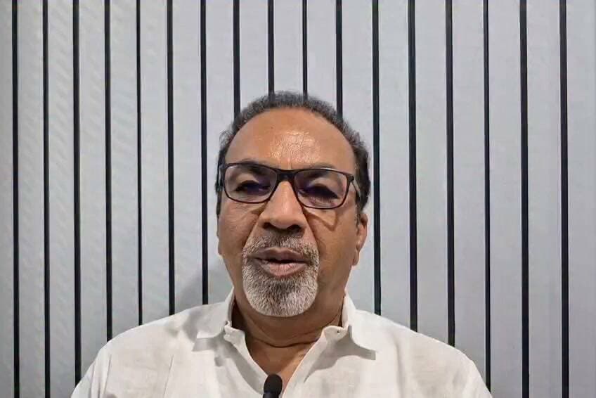 प्रधानमंत्री श्री नरेंद्र मोदी जी की 25 वर्षों की अविरल सेवा संकल्प यात्रा को जन जन तक पहुंचाने के लिये 17 सितंबर से 17 अक्टूबर तक संपूर्ण प्रदेश में सेवा संकल्प अभियान चलाया जा रहा है। संपूर्ण छिन्दवाड़ा जिले में भी इस अभियान के अंतर्गत विभिन्न जनकल्याणकारी एवं सामाजिक गतिविधियों का आयोजन किया जायेगा। इस अभियान का उद्देश्य समाज के हर वर्ग तक सेवा, जनहित की भावना को पहुंचाना है। मैं जिले के सभी सम्मानित नागरिकों एवं युवाओं से अपील करता हूं कि इस अभियान में अधिक से अधिक संख्या में सहभागी बने एवं विभिन्न गतिविधियों में अपनी सहभागिता जरूर करें।
- शेषराव यादव
#सेवा_संकल्प_अभियान #SevaSankalpAbhiyan #AshirwadKaDiya
#procwa #छिन्दवाड़ा
#JansamparkMP
PMO India
Dr Mohan Yadav
CM Madhya Pradesh
Jansampark Madhya Pradesh