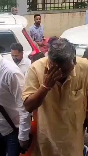 भाजपा के मूकेश रावत ने नगर परिषद भवन की सीढीयो पर माथा टेका और आशीर्वाद लेकर नामांकन दाखिल किया