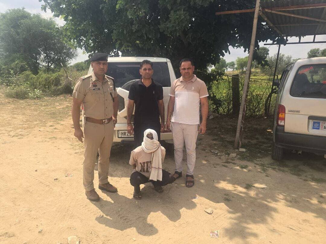 *थाना सदर फतेहाबाद की कार्रवाई, कचरा डोडा पोस्त बरामदगी मामले में चौथा सह-आरोपी काबू*
*– हांसपुर-सर्दूलगढ़ रोड पर मोटरसाइकिल सवार आरोपियों से बरामद हुआ था 15 किलो 155 ग्राम कचरा डोडा पोस्त*
*– नशा सप्लाई नेटवर्क की कड़ियां जोड़ते हुए पुलिस ने चौथे सह-आरोपी तक पहुंच बनाई*
फतेहाबाद, 16 सितंबर। नशा तस्करों के खिलाफ चलाए जा रहे अभियान के तहत थाना सदर फतेहाबाद की टीम ने 15 किलो 155 ग्राम कचरा डोडा पोस्त बरामदगी के मामले में जांच को आगे बढ़ाते हुए चौथे सह-आरोपी *कुलविन्द्र सिंह उर्फ बिन्दी पुत्र रुप सिंह निवासी वार्ड न0 26 कृष्ण कालोनी मानसा, पंजाब* को काबू किया है। आरोपी को माननीय न्यायालय में पेश किया जायेगा।
थाना सदर फतेहाबाद के प्रभारी निरीक्षक सुरेन्द्रा ने बताया कि 10 जुलाई 2026 को पुलिस टीम नशीले पदार्थों की रोकथाम को लेकर गांव हांसपुर क्षेत्र में मौजूद थी। इसी दौरान मिली गुप्त सूचना के आधार पर हांसपुर-सर्दूलगढ़ रोड पर नाकाबंदी की गई थी। नाकाबंदी के दौरान पंजाब की ओर से आ रही एक मोटरसाइकिल पर सवार हरविन्द्र सिंह उर्फ काकू निवासी मानसा पंजाब तथा सुखचैन सिंह निवासी गांव मड़, जिला फतेहाबाद को 15 किलो 155 ग्राम कचरा डोडा पोस्त सहित काबू किया गया था।
इस संबंध में थाना सदर फतेहाबाद में मुकदमा नम्बर 264 दिनांक 10.07.2026 धारा 15बी-27ए-29-61 एनडीपीएस एक्ट के तहत मामला दर्ज कर पुलिस ने नशा सप्लाई की पूरी श्रृंखला की जांच शुरू की थी। जांच के दौरान सामने आए तथ्यों के आधार पर अन्य आरोपियों की भूमिका की भी पड़ताल की गई। मामले में कार्रवाई को आगे बढ़ाते हुए अब पुलिस ने चौथे सह-आरोपी कुलविन्द्र को काबू किया है। मामले की गहनता से आगामी जांच जारी है।