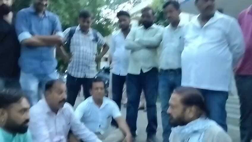 कोटा दक्षिण के विधायक संदीप शर्मा ने धरना स्थल पर आकर पत्रकारों से की बात
