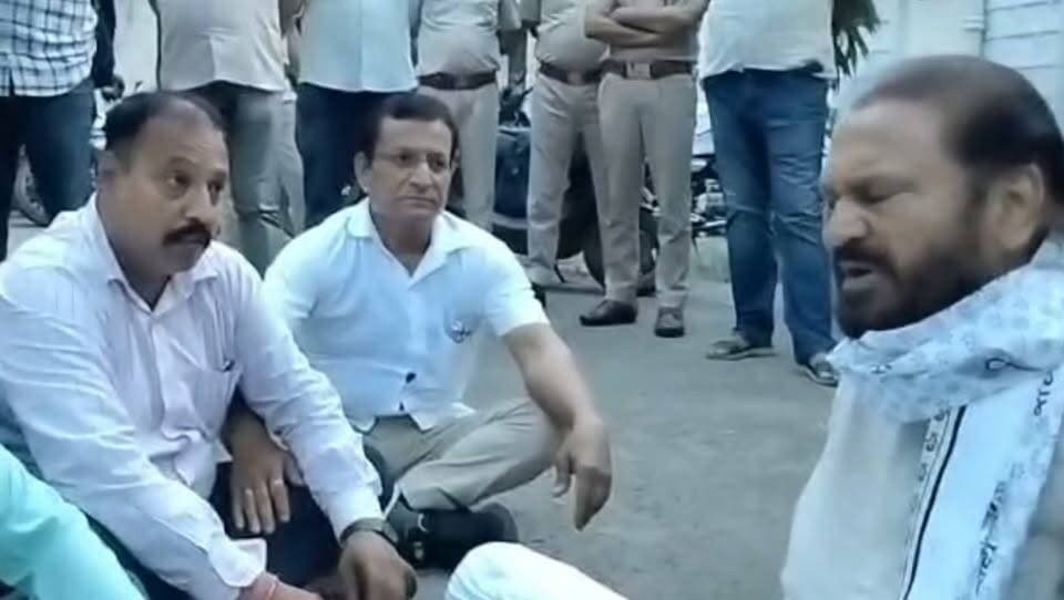 कोटा दक्षिण विधायक संदीप शर्मा महावीर नगर थाने पहुंचे और पत्रकारों से बातचीत की। विधायक ने आरोपी को जल्द गिरफ्तार करने का आश्वासन दिया।
आश्वासन के बाद पत्रकारों ने धरना समाप्त कर दिया।
अब सभी की नजर आरोपी की गिरफ्तारी पर