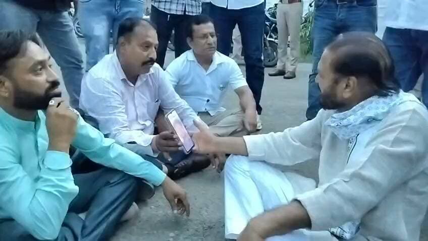 🚨 गिरफ्तारी के आश्वासन पर पत्रकारों का धरना समाप्त
वार्ड 87 में पत्रकारों से मारपीट का मामला गरमाया, आरोपी की गिरफ्तारी की मांग को लेकर पत्रकार महावीर नगर थाने पर धरने पर बैठे रहे।
मामले की गंभीरता को देखते हुए कोटा दक्षिण विधायक संदीप शर्मा महावीर नगर थाने पहुंचे और पत्रकारों से बातचीत की। विधायक ने आरोपी को जल्द गिरफ्तार करने का आश्वासन दिया।
आश्वासन के बाद पत्रकारों ने धरना समाप्त कर दिया।
अब सभी की नजर आरोपी की गिरफ्तारी पर