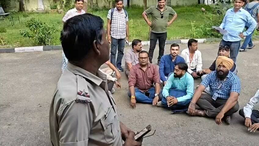 🚨 वार्ड 87 में पत्रकारों से मारपीट का मामला गरमाया 🚨
चुनाव कवरेज के दौरान पत्रकारों से मारपीट के आरोपों पर आक्रोश
आरोपी की गिरफ्तारी की मांग को लेकर सभी पत्रकार महावीर नगर थाने पर धरने पर बैठे।
पत्रकारों ने स्पष्ट किया कि आरोपी की गिरफ्तारी होने तक धरना जारी रहेगा।
📍 महावीर नगर थाना, कोटा
🗳️ वार्ड 87 में री-पोलिंग के दौरान हुआ विवाद