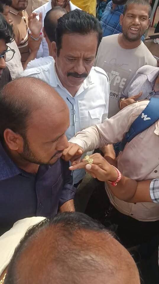 कोटा नगर निगम चुनाव में कोटा शहर के पुलिस अधिकारियों के बीच में पत्रकार के साथ मारपीट क्या गुंडे बदमाश प्रशासन से ऊपर हैं कमेंट में जरूर बताएं