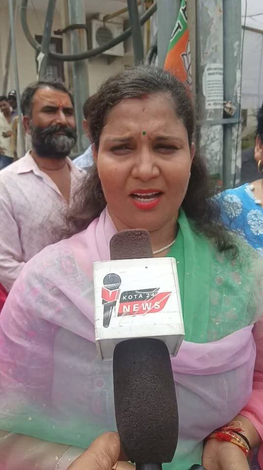 🚨 ब्रेकिंग न्यूज़ | कोटा नगर निगम चुनाव
वार्ड 87 में पुनर्मतदान के दौरान हंगामा!
📍 भाग संख्या-3 के मतदान केंद्र पर विवाद
⚠️ कांग्रेस कार्यकर्ता के साथ मारपीट का आरोप
⚠️ महिला कांग्रेस कोटा शहर जिलाध्यक्ष शालिनी गौतम से धक्का-मुक्की
🗳️ पुनर्मतदान के बीच भाजपा कार्यकर्ताओं पर आरोप, मौके पर तनाव की स्थिति
घटना के बाद मतदान केंद्र पर हंगामे का माहौल, पुलिस-प्रशासन की मौजूदगी में स्थिति संभालने के प्रयास।
#Kota #KotaNews #KotaNagarNigam #RePolling #Ward87 #ShaliniGautam