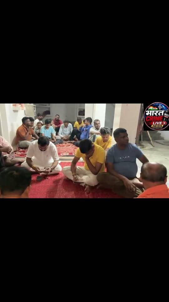 मदनपुर कचहरी रोड पर सजेगा बालाजी मंदिर की तर्ज पर भव्य पंडाल
देवी स्थान नवरात्र समिति ने शुरू की तैयारियां, आकर्षक रोशनी और सजावट बनेगी खास आकर्षण
मदनपुर (औरंगाबाद)। शारदीय नवरात्र को लेकर मदनपुर कचहरी रोड स्थित देवी स्थान में तैयारियां जोर पकड़ने लगी हैं। इस वर्ष देवी स्थान नवरात्र समिति की ओर से श्रद्धालुओं के लिए बालाजी मंदिर की तर्ज पर भव्य पूजा पंडाल तैयार कराने की योजना बनाई गई है। पंडाल की आकर्षक सजावट, रंग-बिरंगी रोशनी और धार्मिक वातावरण नवरात्र उत्सव का विशेष आकर्षण बनने की उम्मीद है।
समिति का उद्देश्य नवरात्र के दौरान देवी स्थान पहुंचने वाले श्रद्धालुओं को बेहतर व्यवस्था के साथ भव्य और भक्तिमय माहौल उपलब्ध कराना है। पंडाल निर्माण एवं सजावट का कार्य जल्द ही तेजी से शुरू किया जाएगा। पूजा-अर्चना के साथ श्रद्धालुओं की सुविधा और सुरक्षा का भी विशेष ध्यान रखने की बात समिति सदस्यों ने कही है।
देवी स्थान नवरात्र समिति के प्रधान संरक्षक जयशंकर शर्मा, अध्यक्ष संदीप कुमार उर्फ लड्डू बाबू और सचिव ज्ञानदत्त पांडे हैं। कोषाध्यक्ष की जिम्मेदारी अंकित सिन्हा एवं रोहित सिन्हा संभाल रहे हैं, जबकि उपाध्यक्ष इंद्रदेव पासवान हैं।
संरक्षक मंडल में राणा राकेश, लाल सोनू सिंह, नंद कुमार शर्मा, सुभाष रंजन सिन्हा, शंभू प्रसाद सिन्हा, विजय सोनी एवं मनोज सिंह शामिल हैं। समिति के सदस्यों में राहुल कुमार सिन्हा, एस कुमार टेलर, संगम सिंह, दिव्यांशु सिन्हा, प्रियांशु सिन्हा, रॉकी शर्मा, अंकेश शर्मा, रोशन सिन्हा, डब्लू सिन्हा, शुभम सिंह, बिट्टू शर्मा एवं आकाश शर्मा शामिल हैं।
बालाजी मंदिर की थीम पर तैयार होने वाला यह पंडाल नवरात्र के दौरान मदनपुर कचहरी रोड पर श्रद्धालुओं के लिए खास आकर्षण का केंद्र बनने जा रहा है।
#Madanpur #नवरात्रोत्सव #बालाजी_मंदिर #AurangabadNews #aurangabad #BiharNews #Navratri #DurgaPuja #BharatCrimeLiveNews #foryoupage